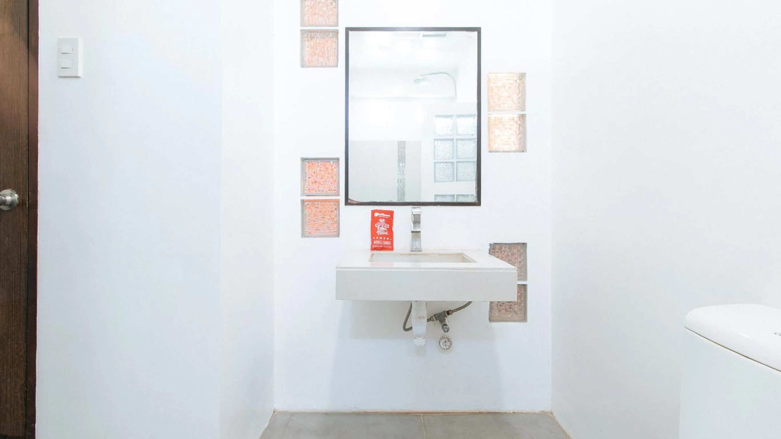 Bathroom in RedDoorz @ EL Runway Hotel Bulacan