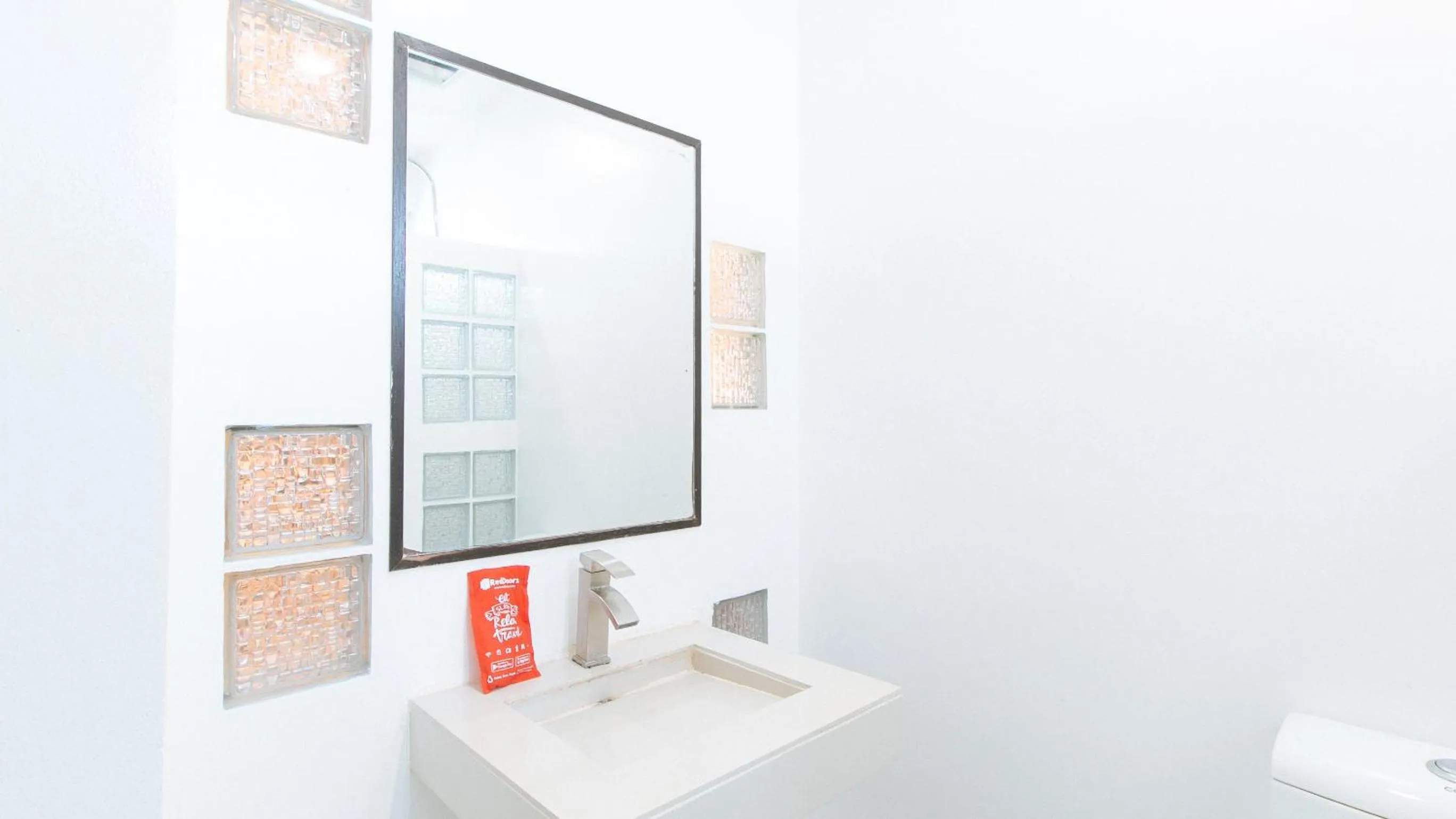 Bathroom in RedDoorz @ EL Runway Hotel Bulacan