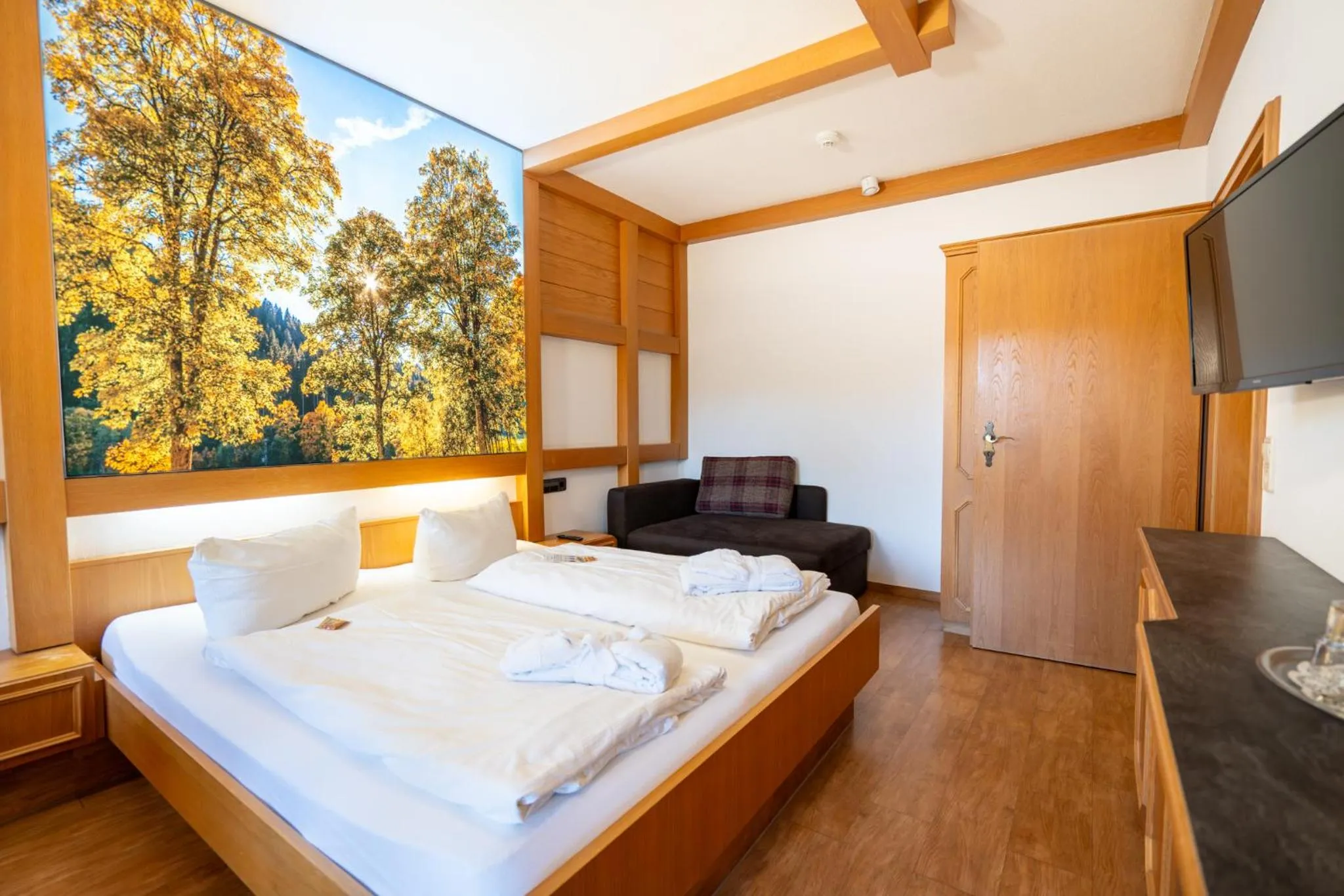 Living room, Bed in Wellnesshotel Sonnenhof & Sonnhalde