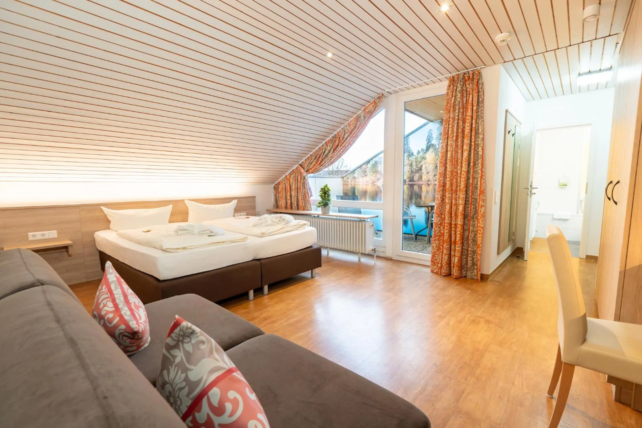 Living room, Bed in Wellnesshotel Sonnenhof & Sonnhalde