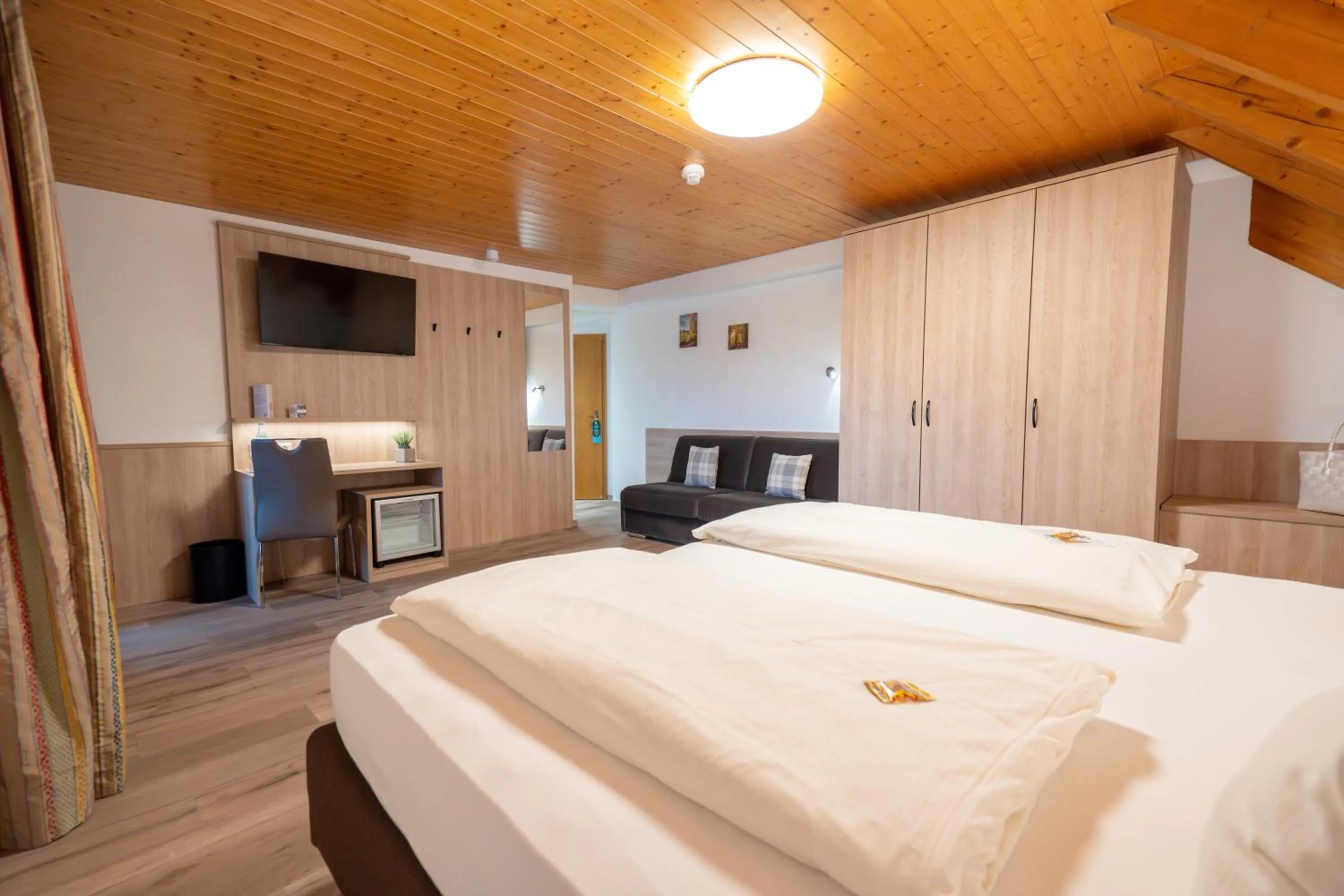 Living room, Bed in Wellnesshotel Sonnenhof & Sonnhalde