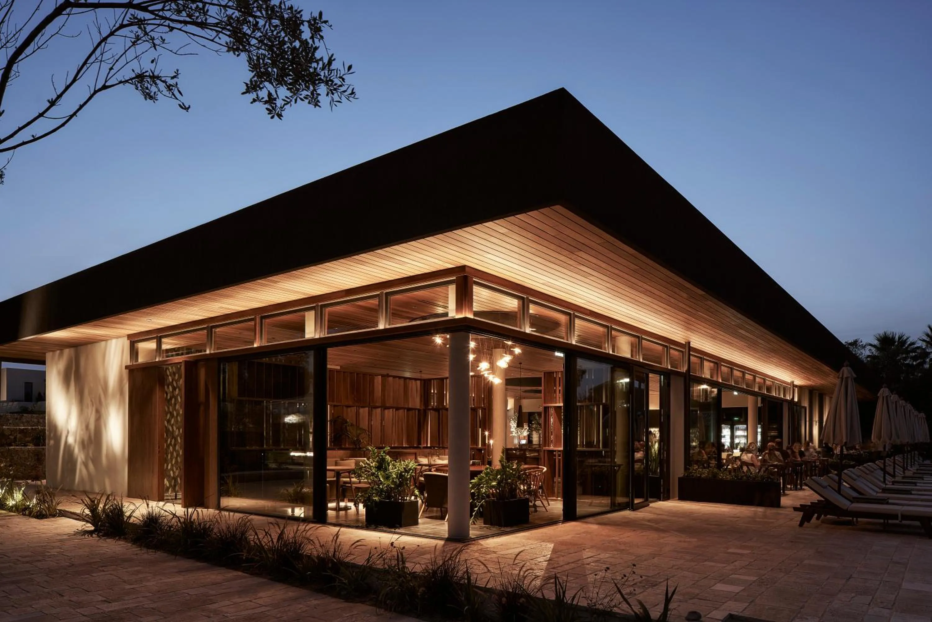 Restaurant/places to eat in The Olivar Suites