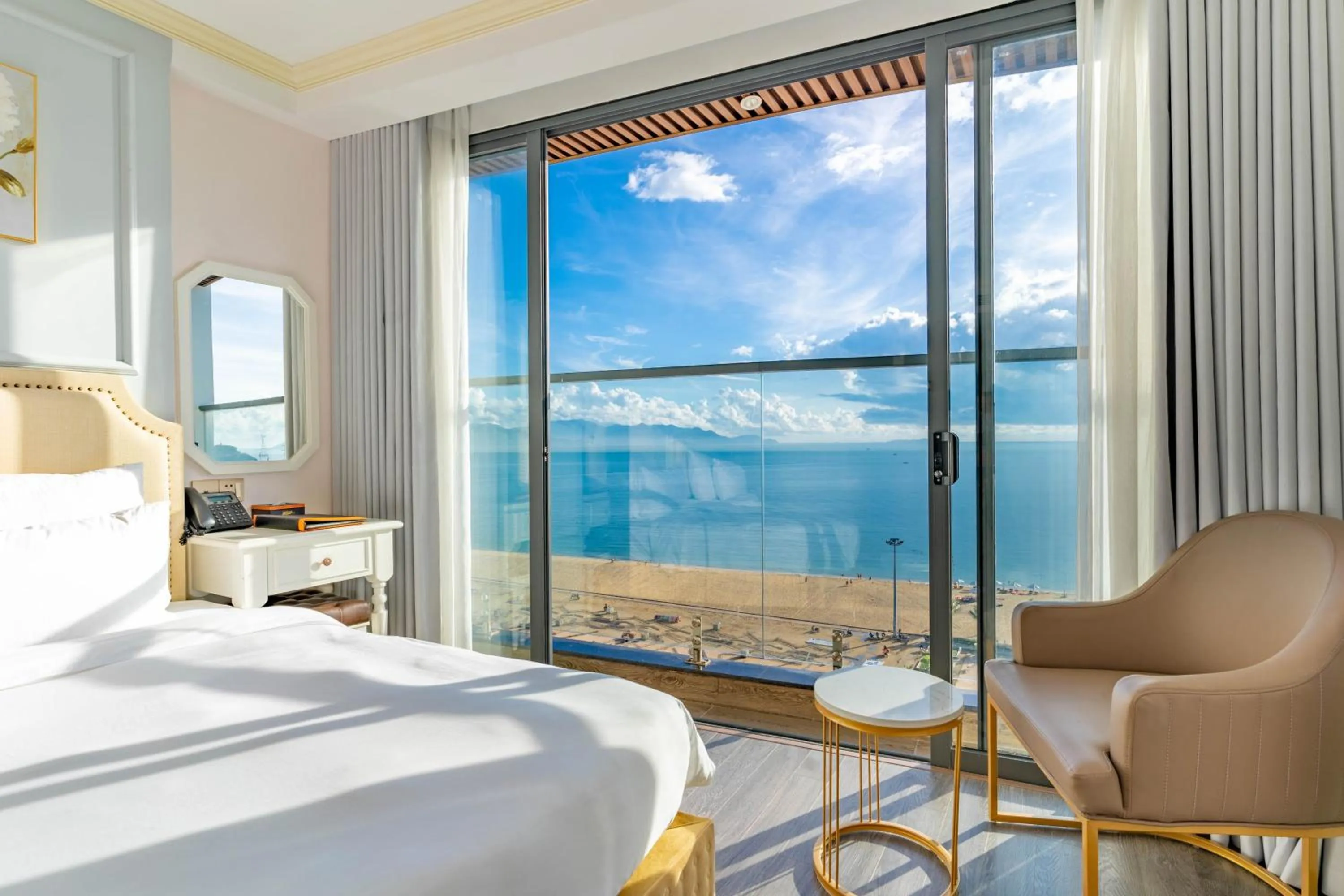 View (from property/room), Bed in La Vague Hotel