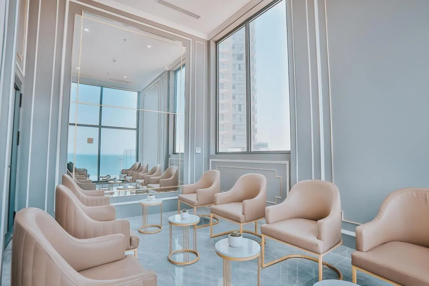 Restaurant/places to eat in La Vague Hotel