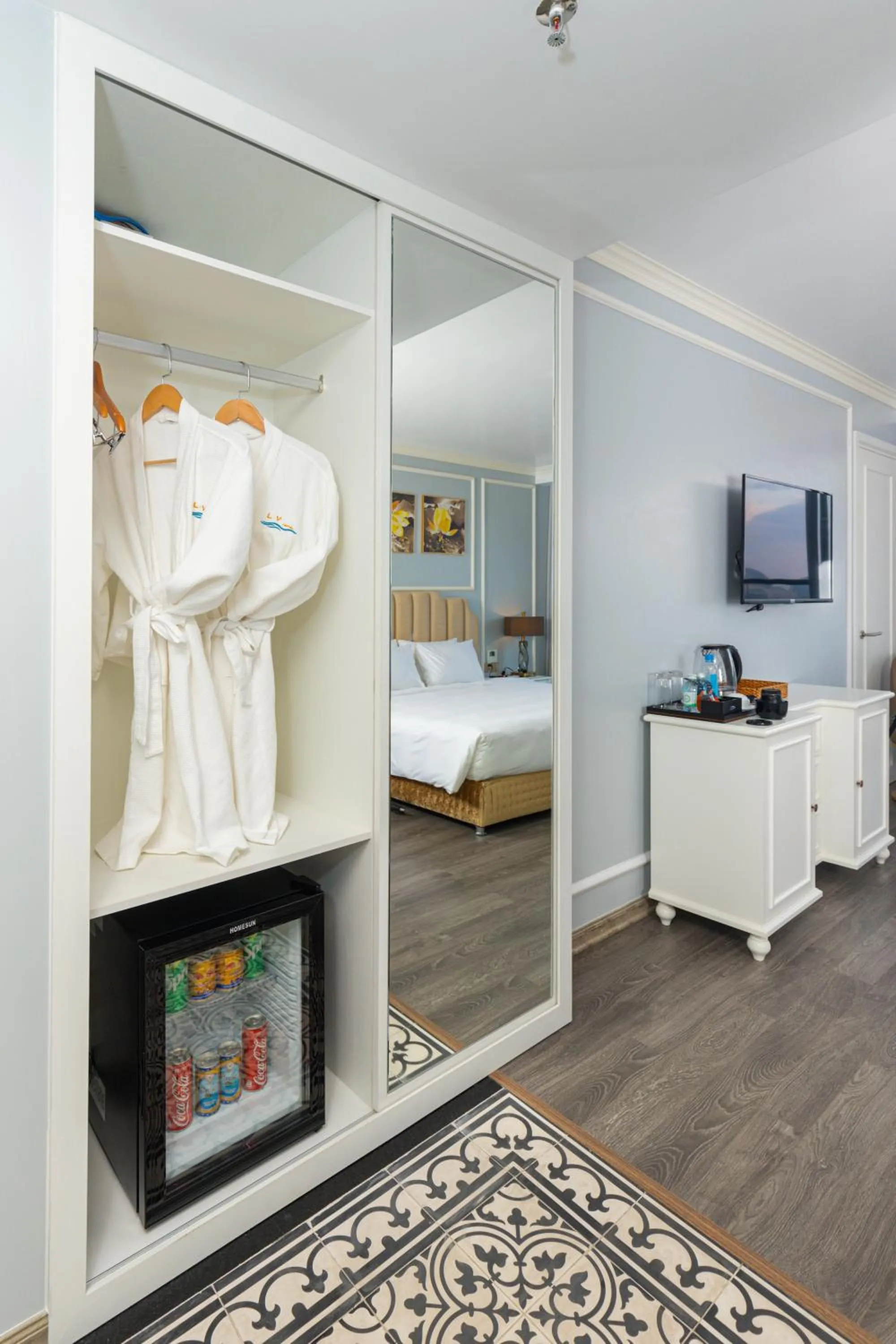 wardrobe, Bed in La Vague Hotel