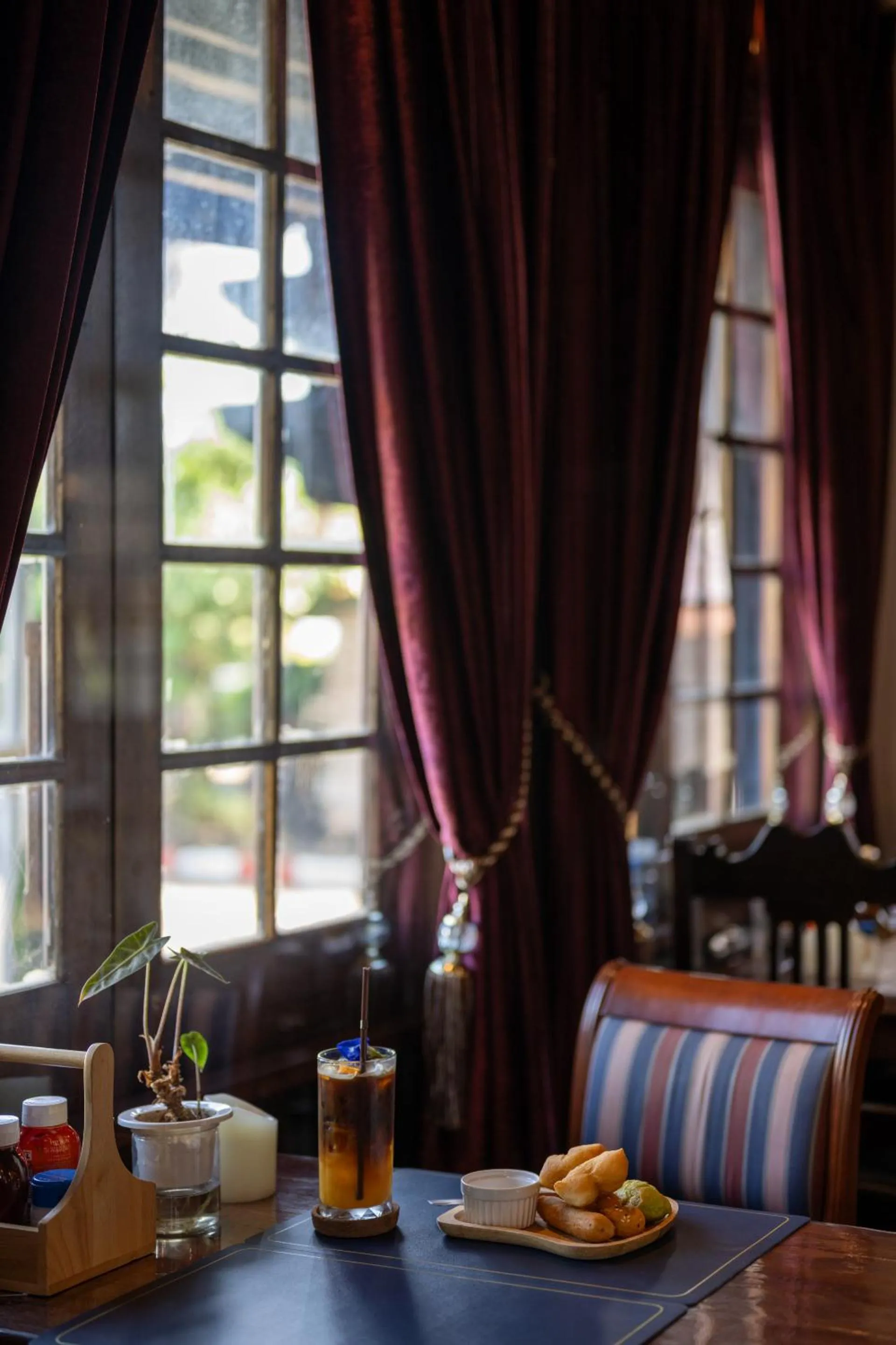 Restaurant/places to eat in Velawarin Hotel