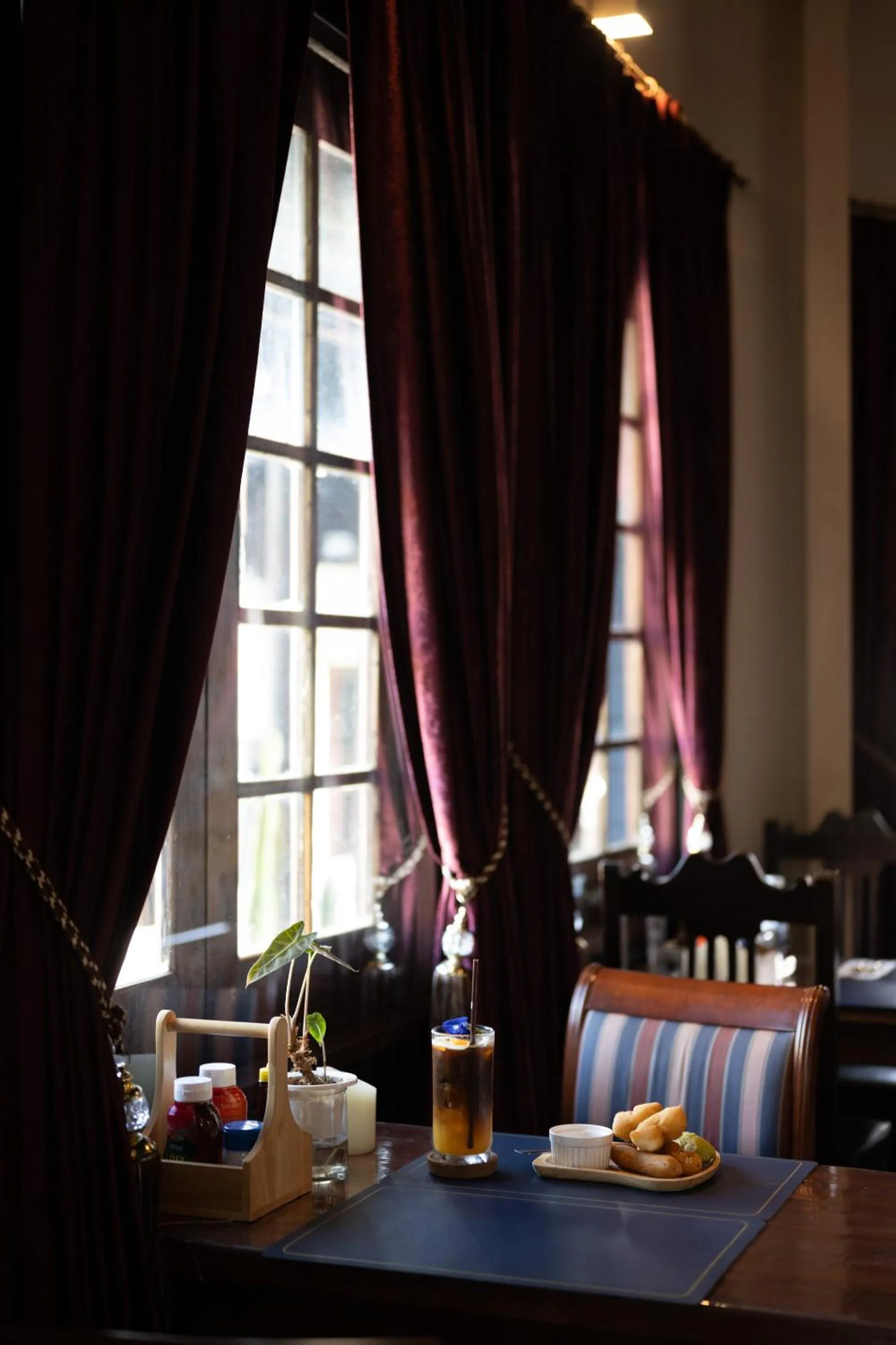 Restaurant/places to eat in Velawarin Hotel