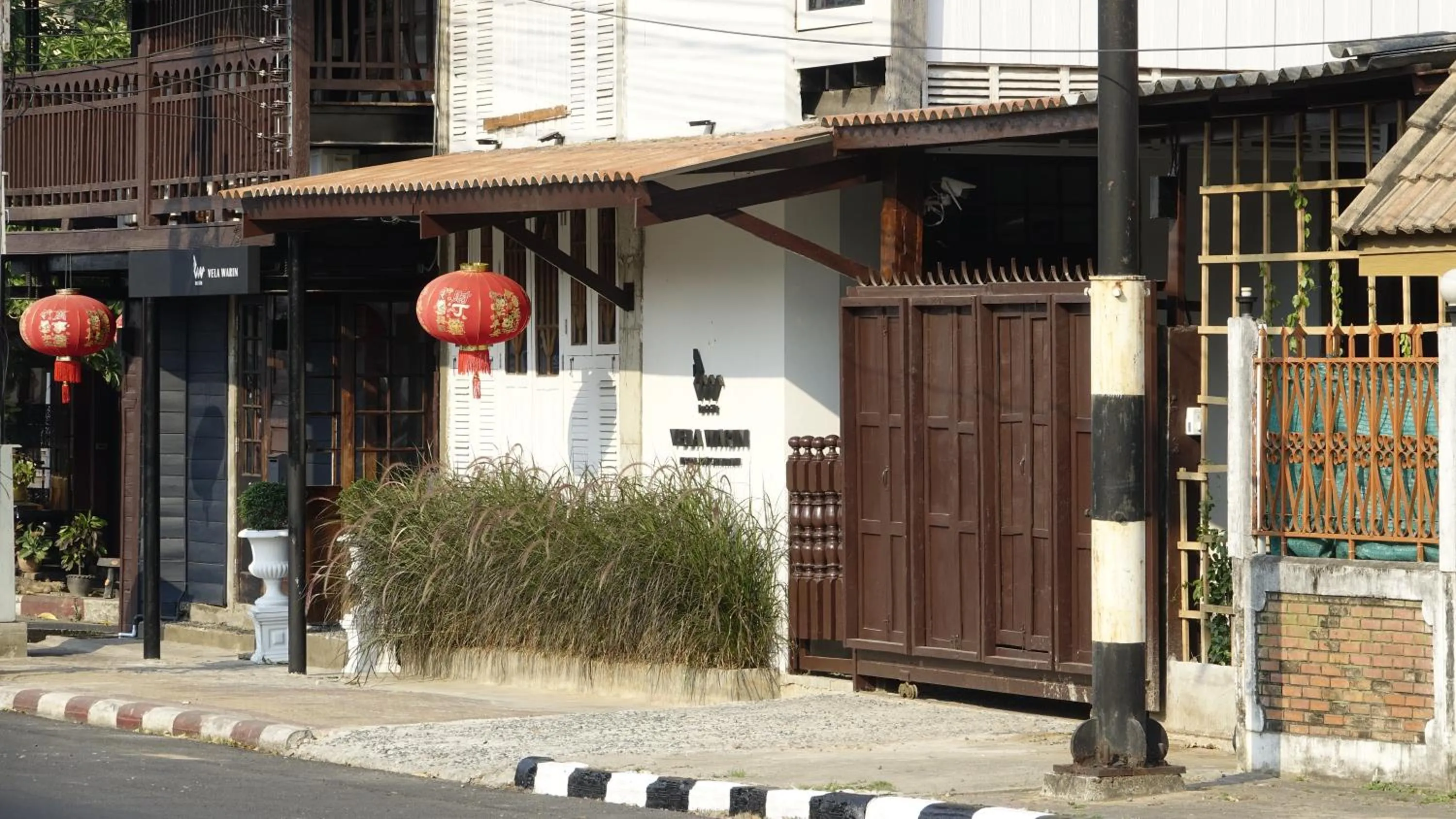 Facade/entrance in Velawarin Hotel