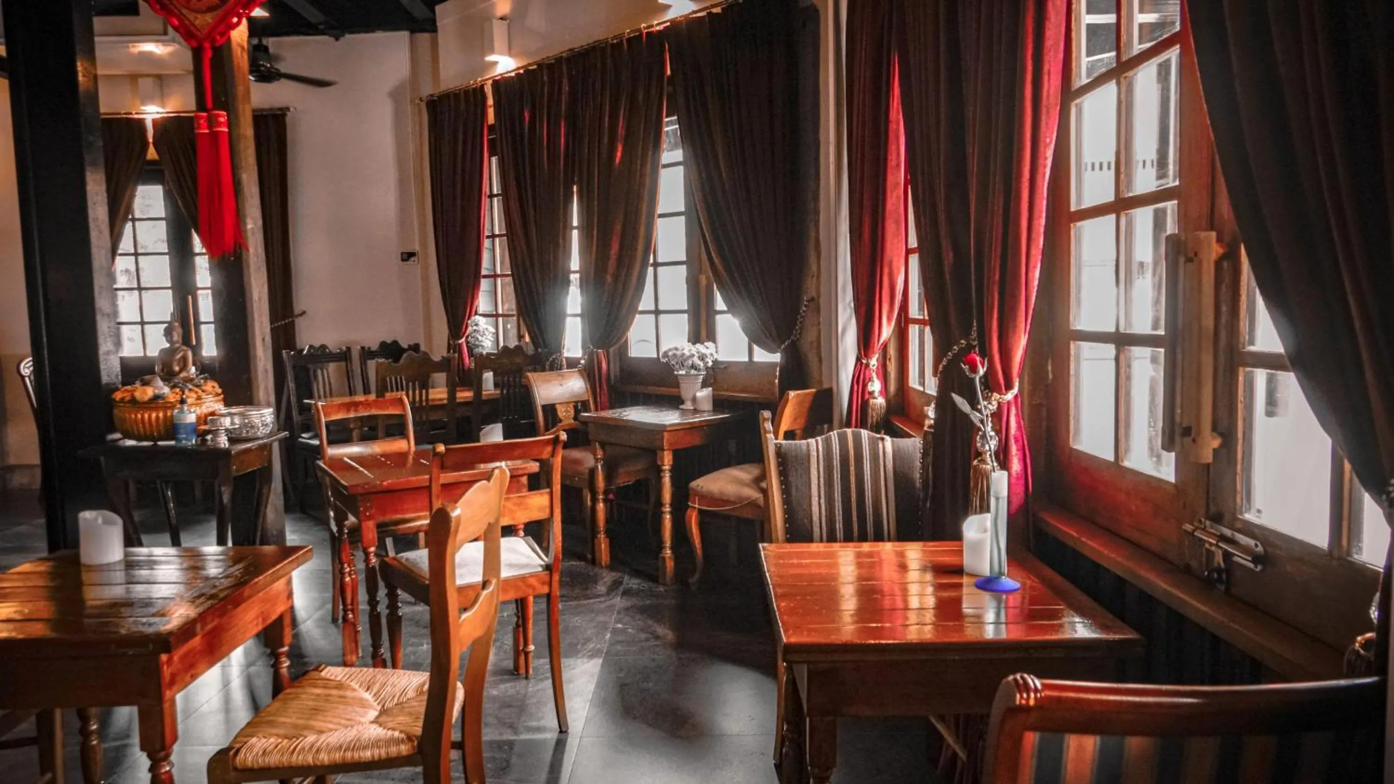 Restaurant/places to eat in Velawarin Hotel