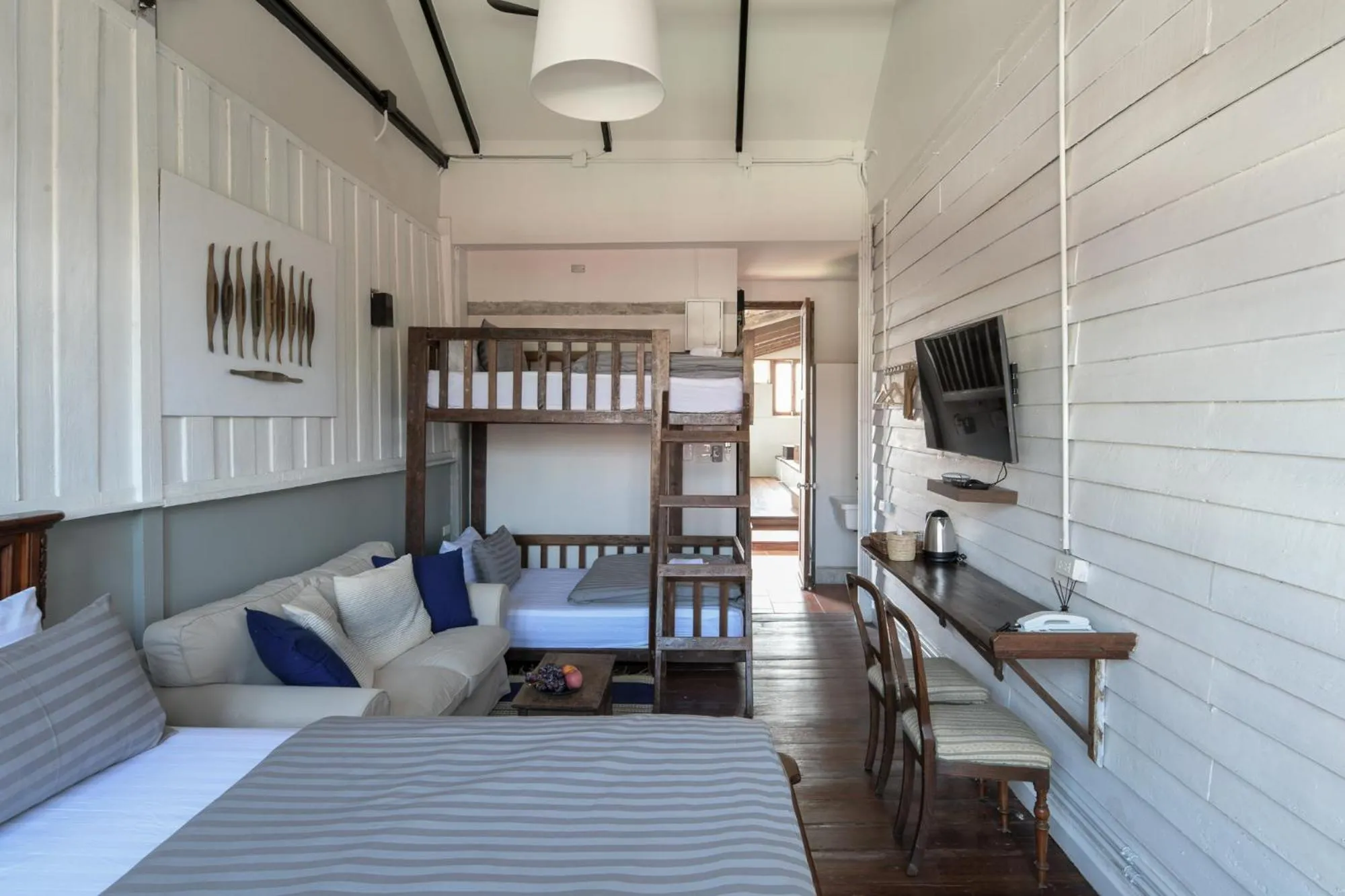 Living room, Bed in Velawarin Hotel