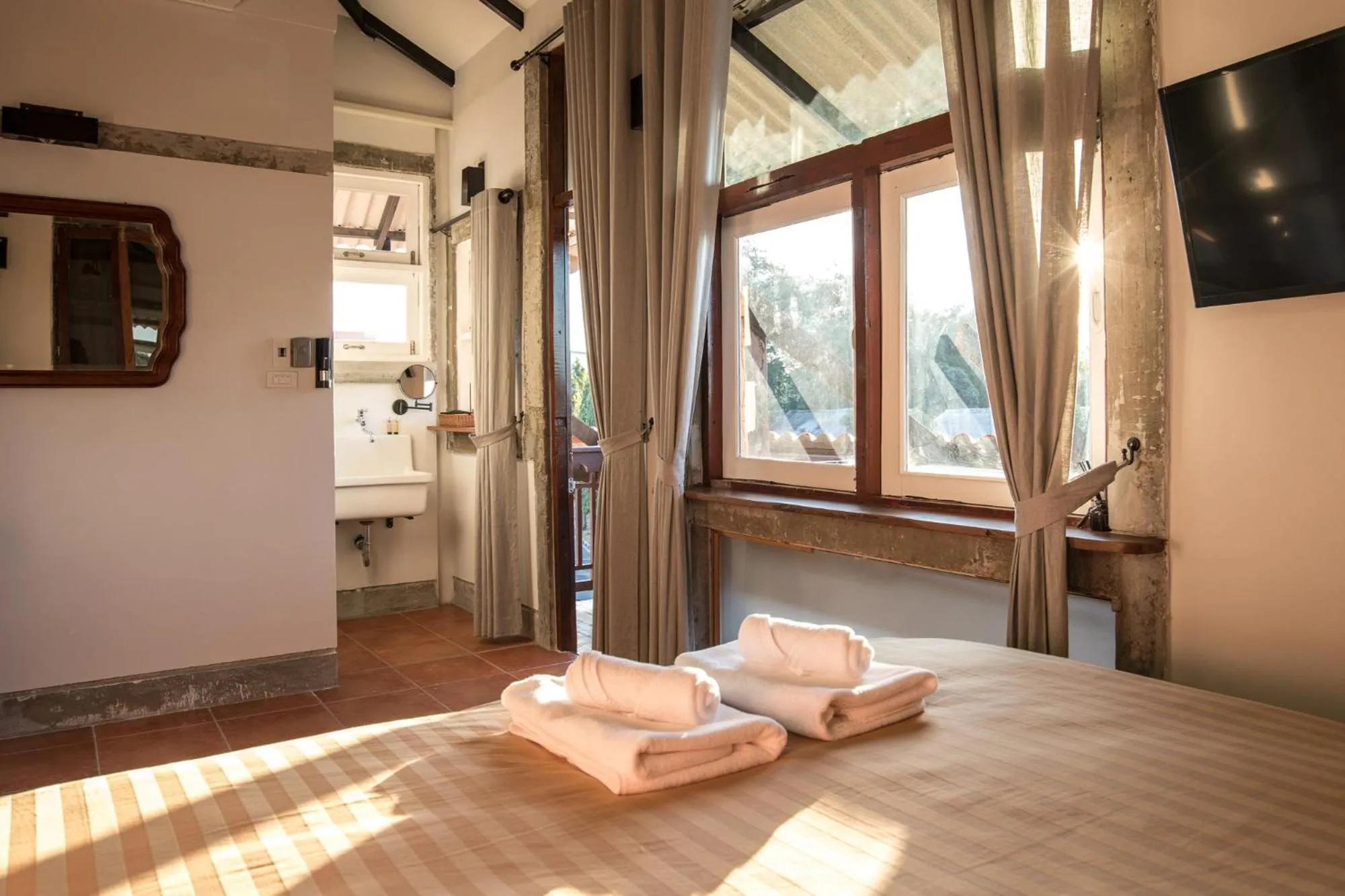 Bedroom, Bed in Velawarin Hotel