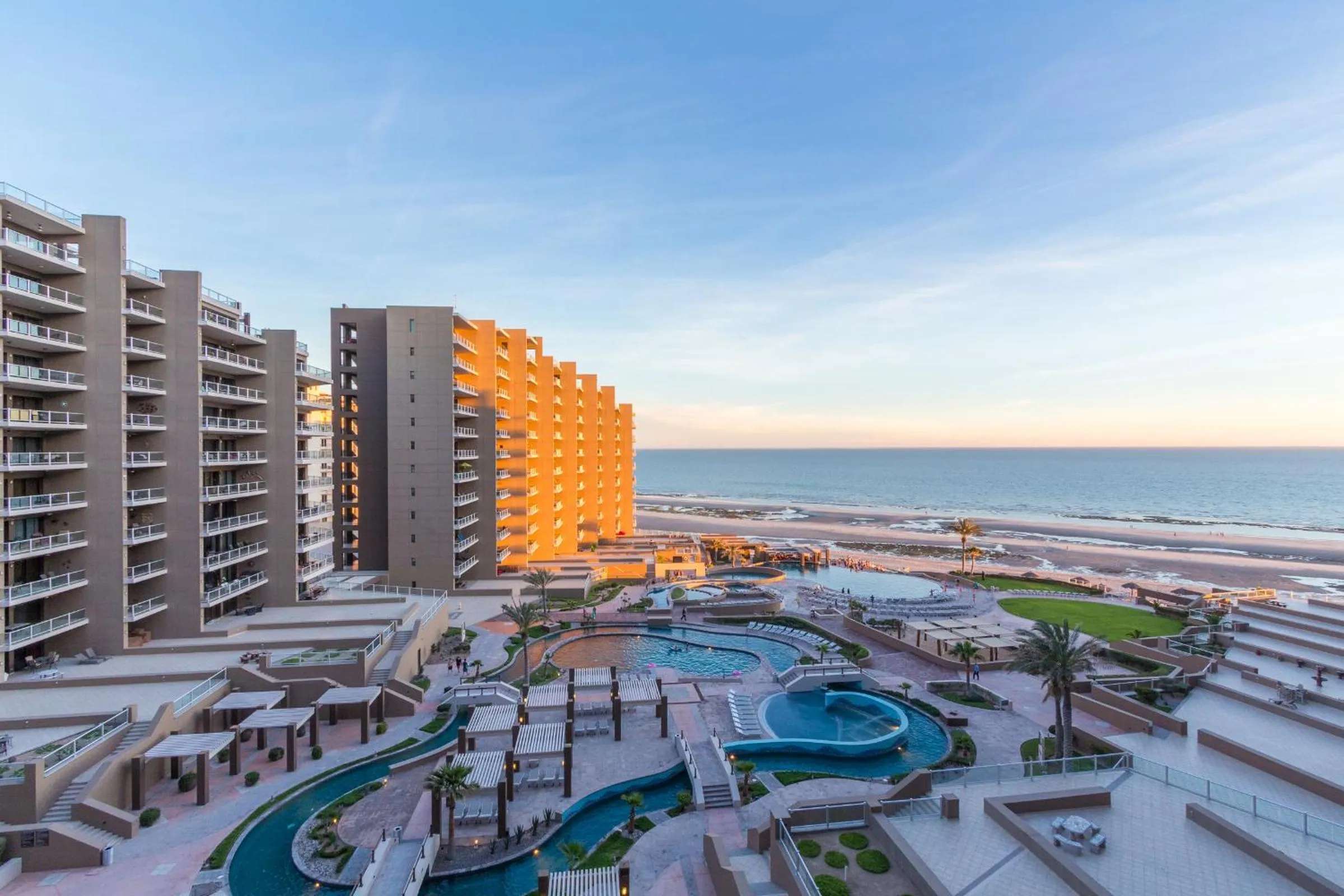 Las Palomas 2BR GROUND FLOOR Huge Patio/Closest to Lazy River/Steps to Beach