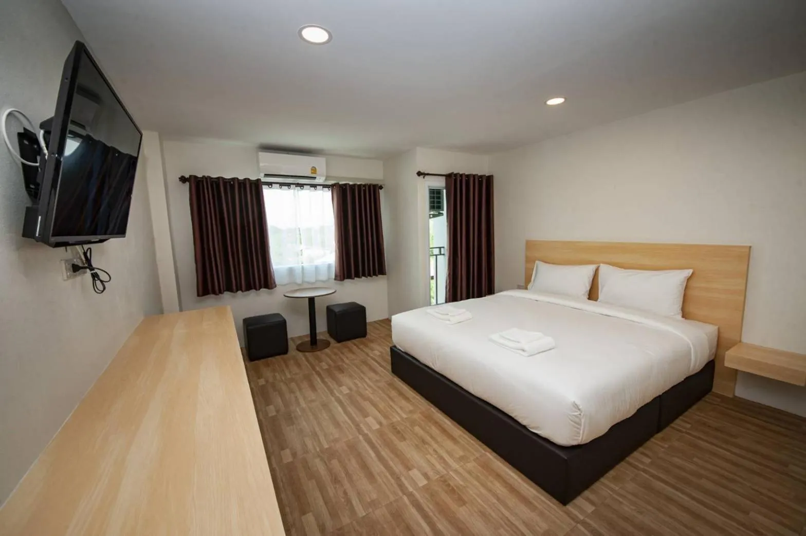 Bed in The charlotte smart hotel lopburi