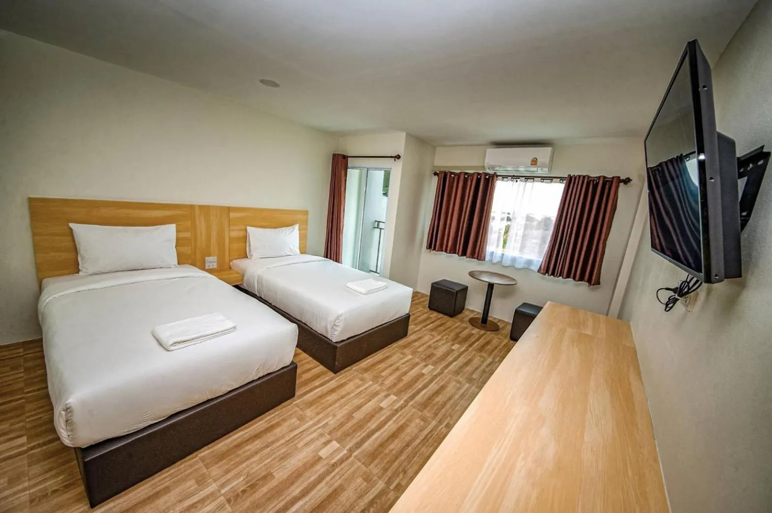 Bed in The charlotte smart hotel lopburi