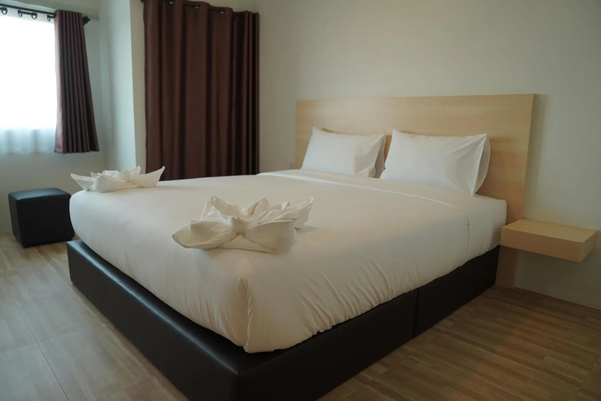 Bed in The charlotte smart hotel lopburi