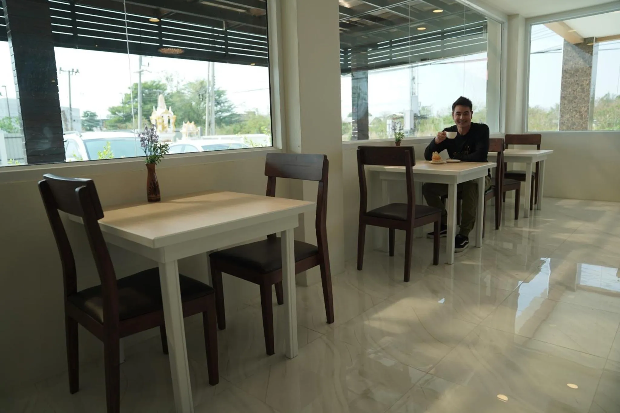 Restaurant/places to eat in The charlotte smart hotel lopburi