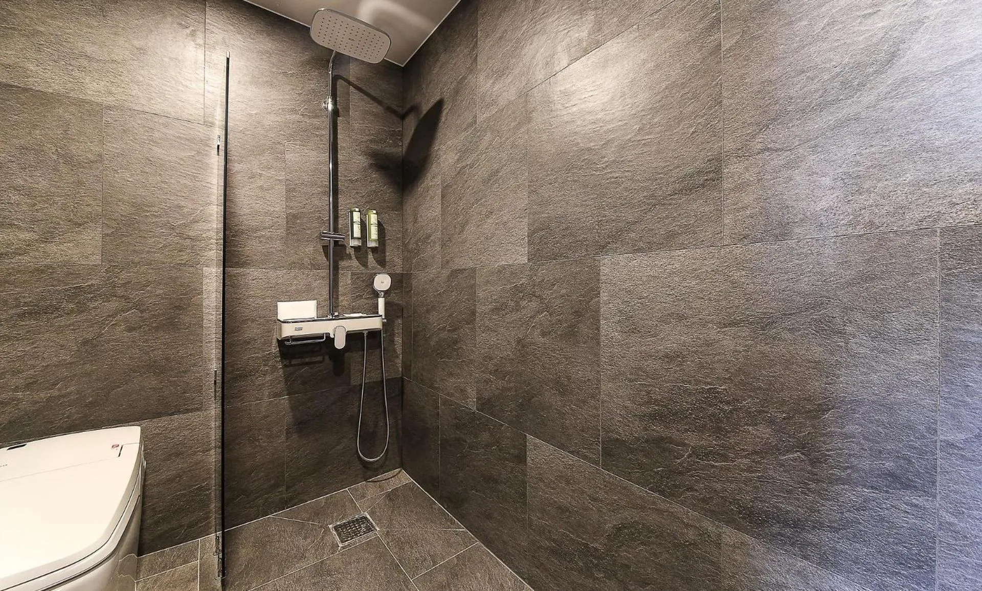 Shower in H moment Hotel songjeong