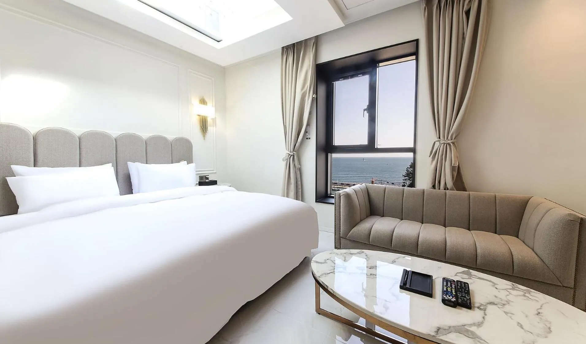 Living room, Bed in H moment Hotel songjeong