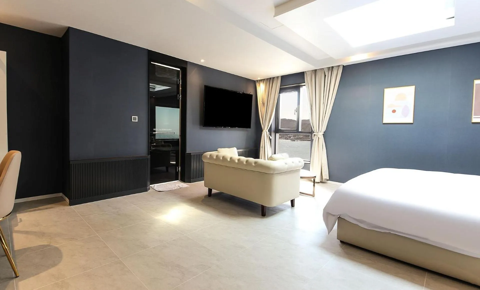 Living room, Bed in H moment Hotel songjeong