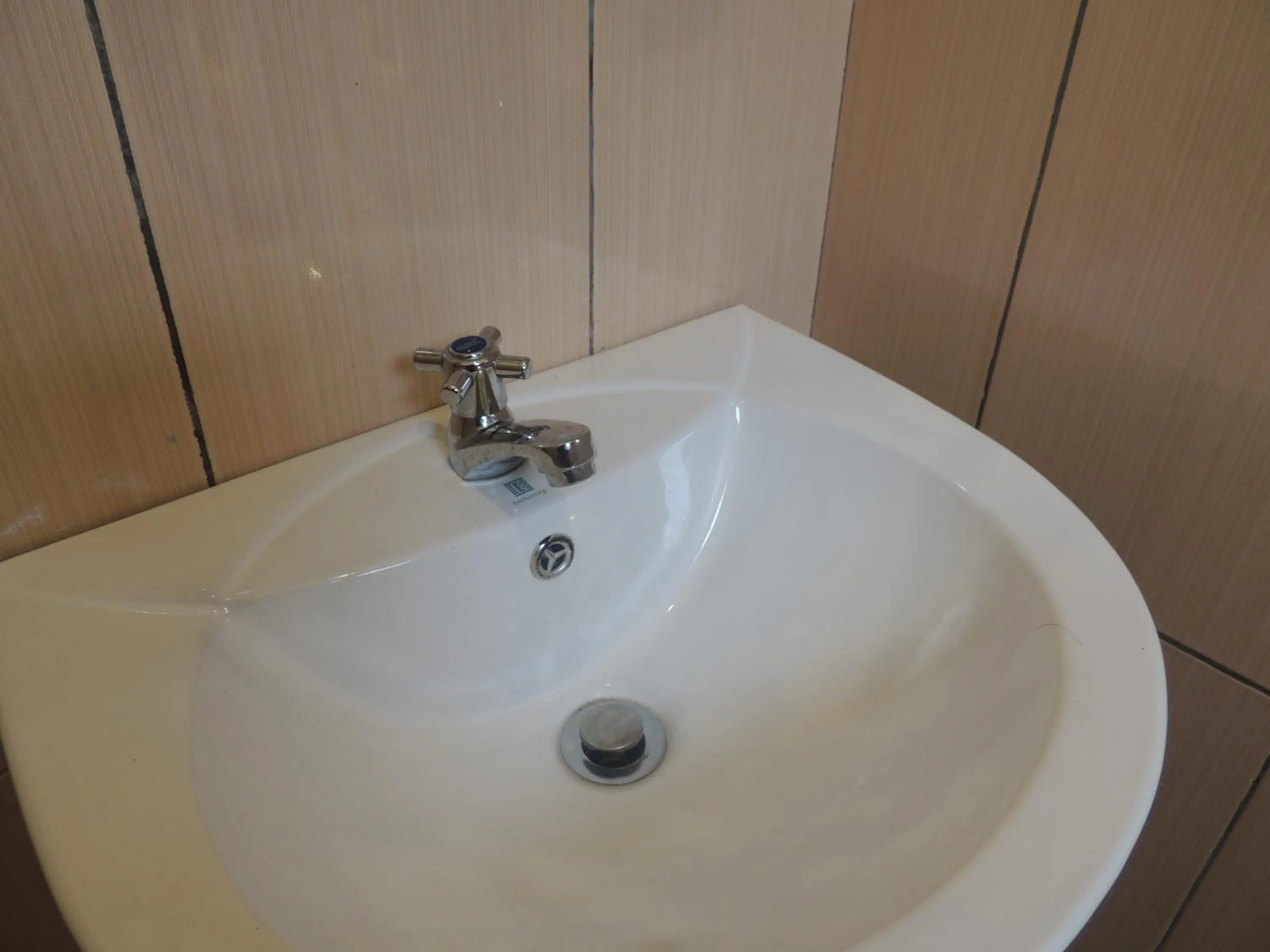 Bathroom in Omah Mardi Syariah by Ndalem Beong