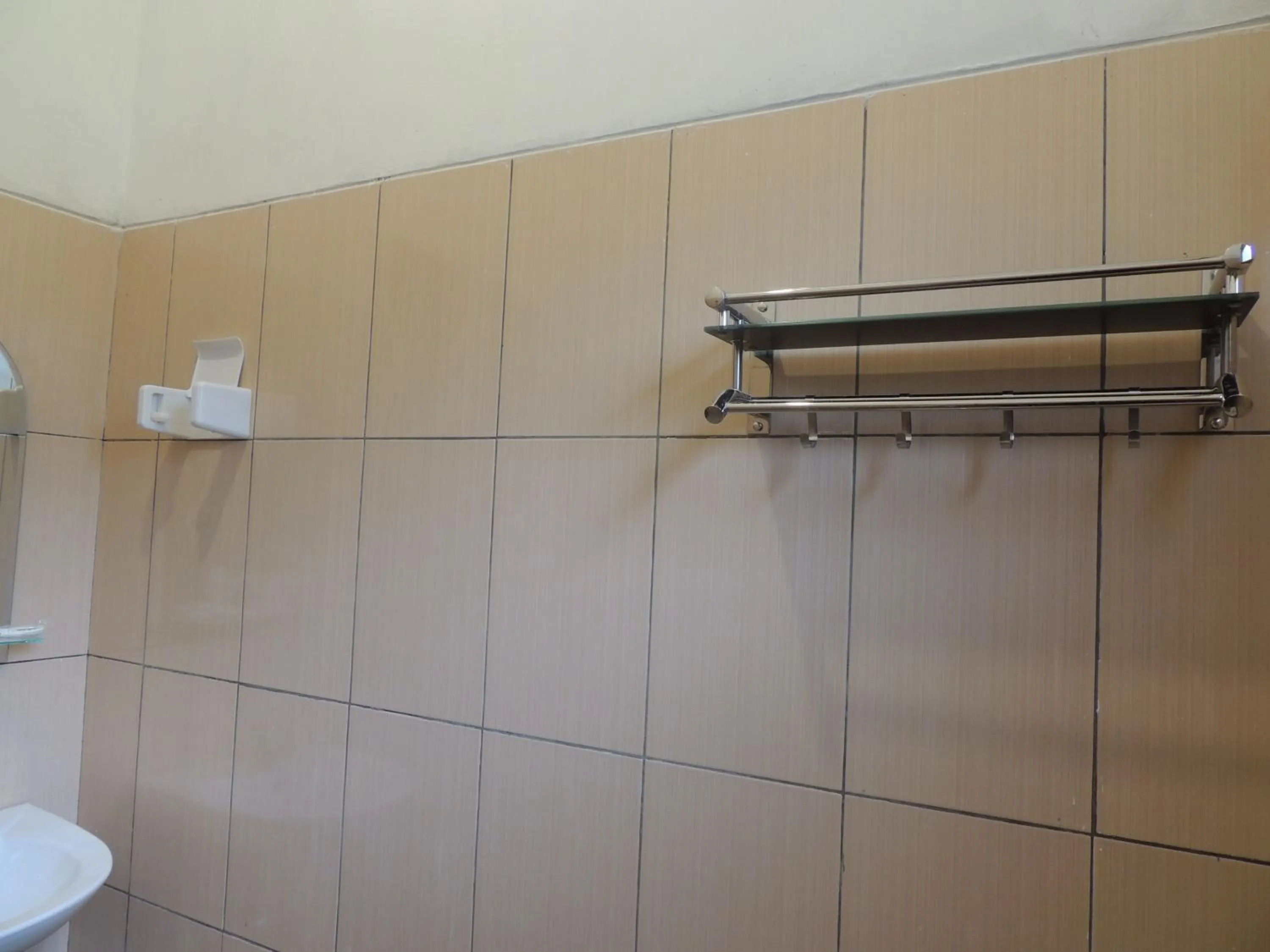 Bathroom in Omah Mardi Syariah by Ndalem Beong