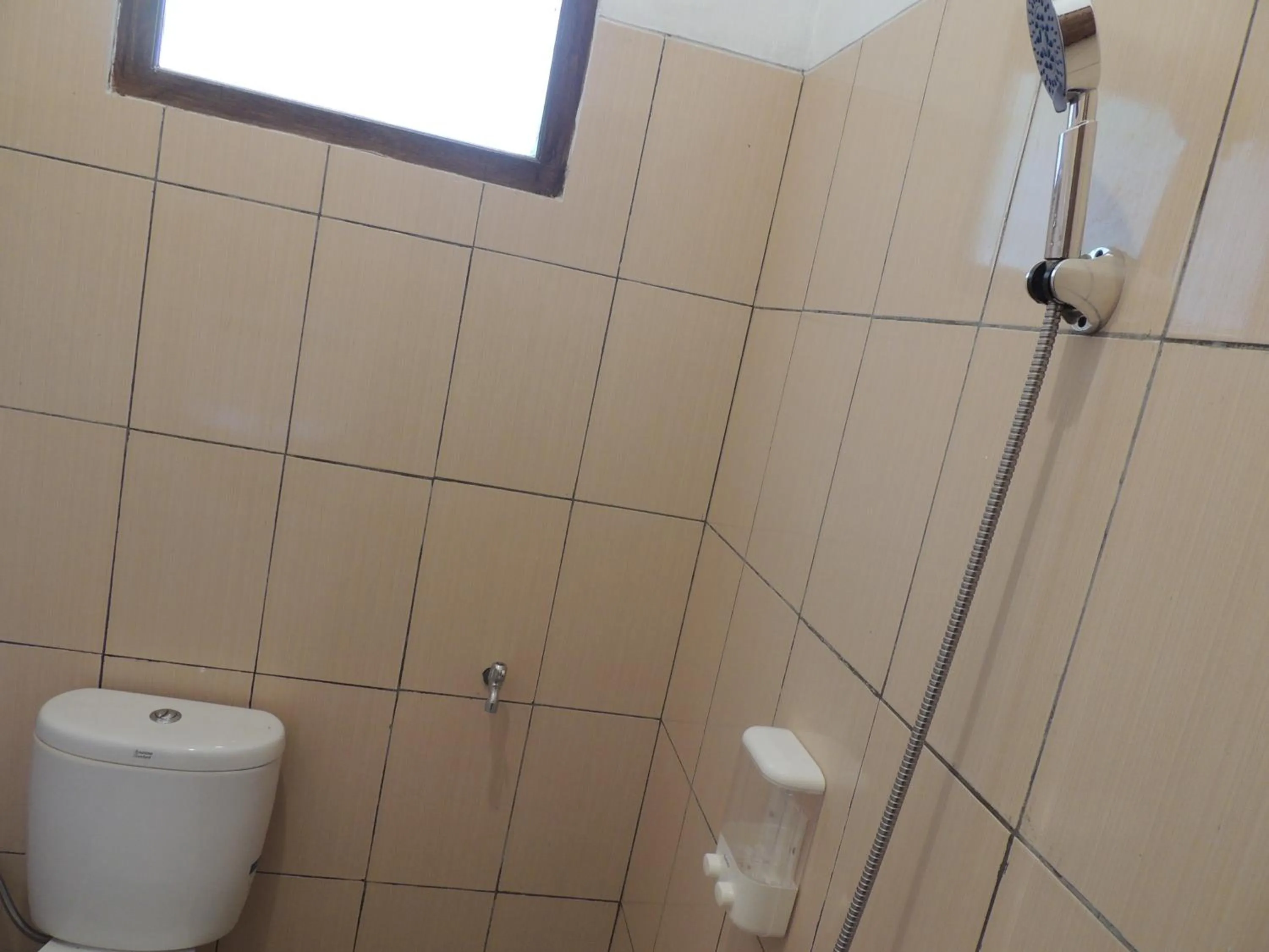 Bathroom in Omah Mardi Syariah by Ndalem Beong