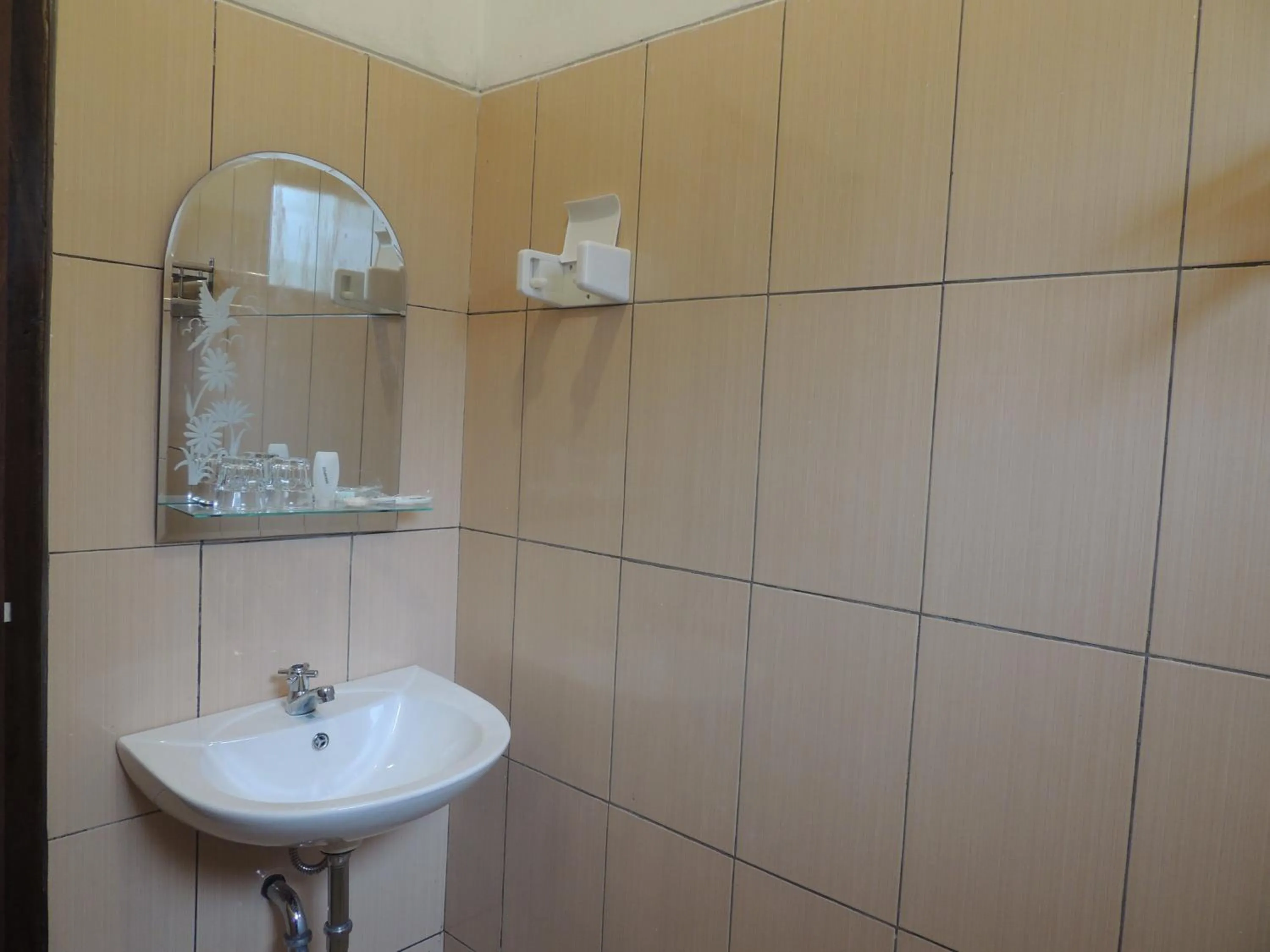 Bathroom in Omah Mardi Syariah by Ndalem Beong