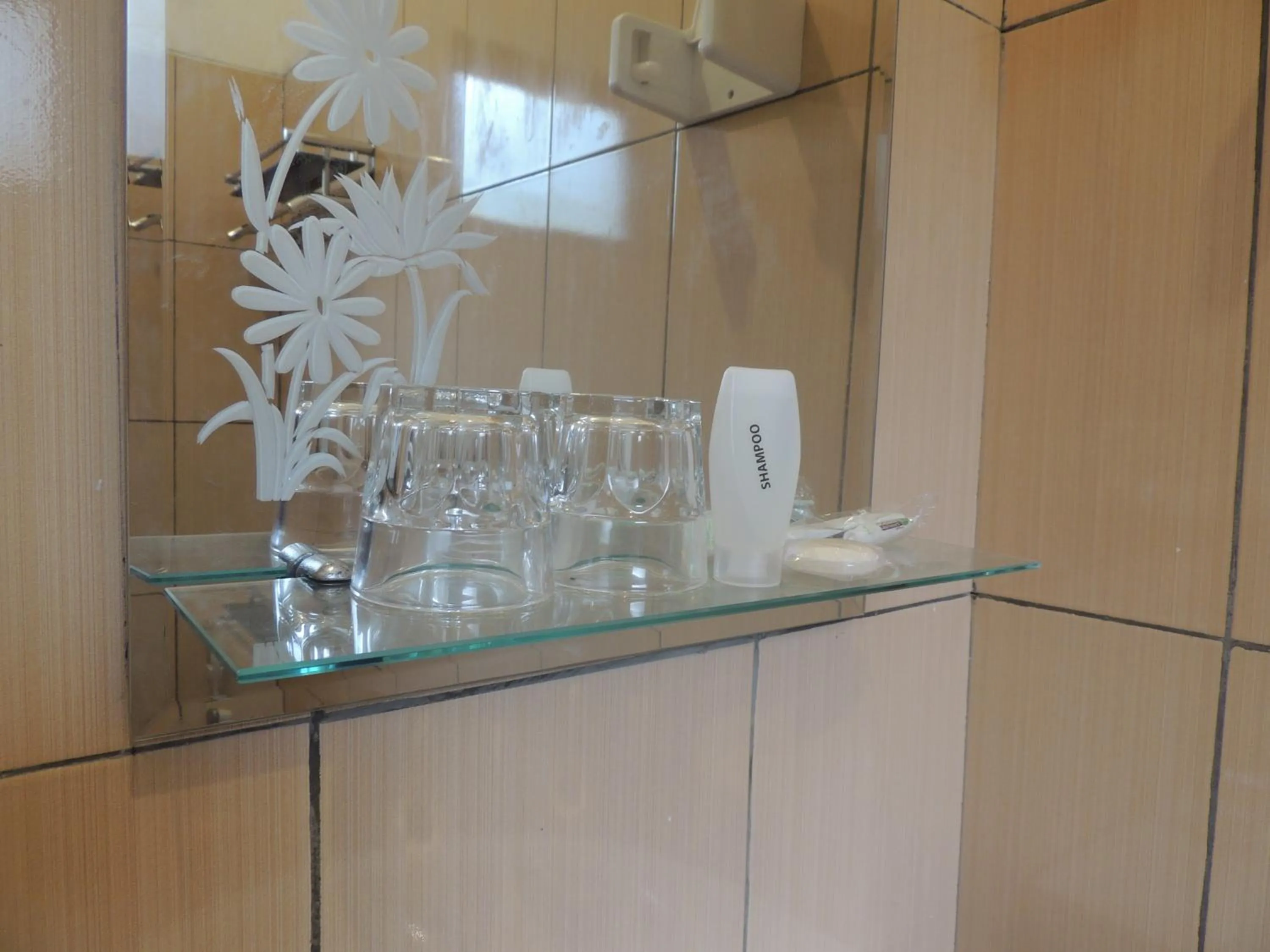 Bathroom in Omah Mardi Syariah by Ndalem Beong