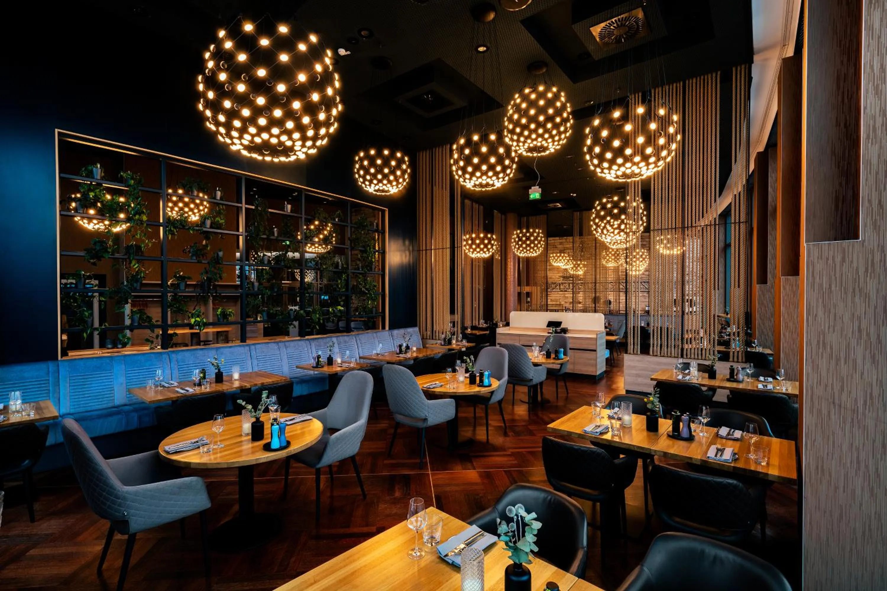 Restaurant/places to eat in ScanHotels City