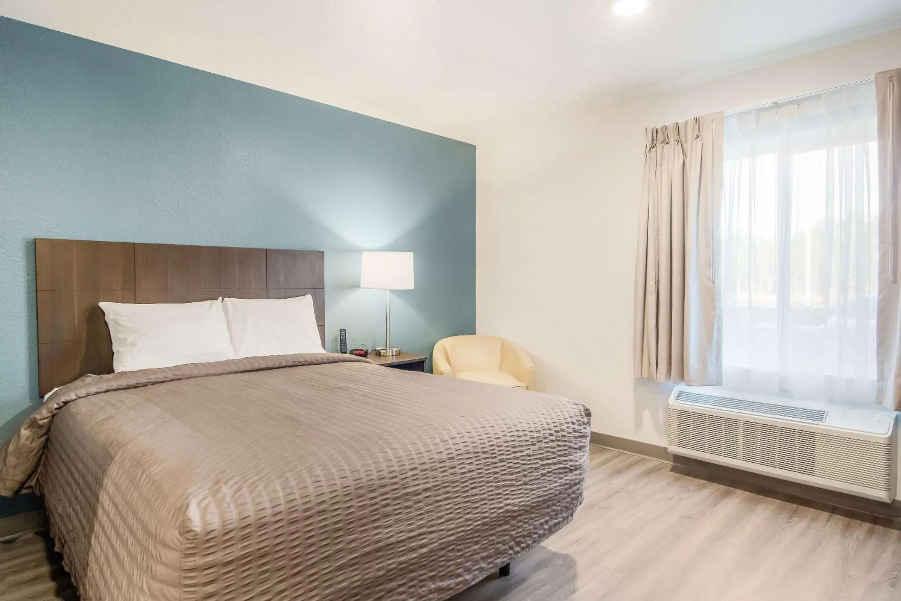 Photo of the whole room, Bed in WoodSpring Suites Jacksonville Baymeadows