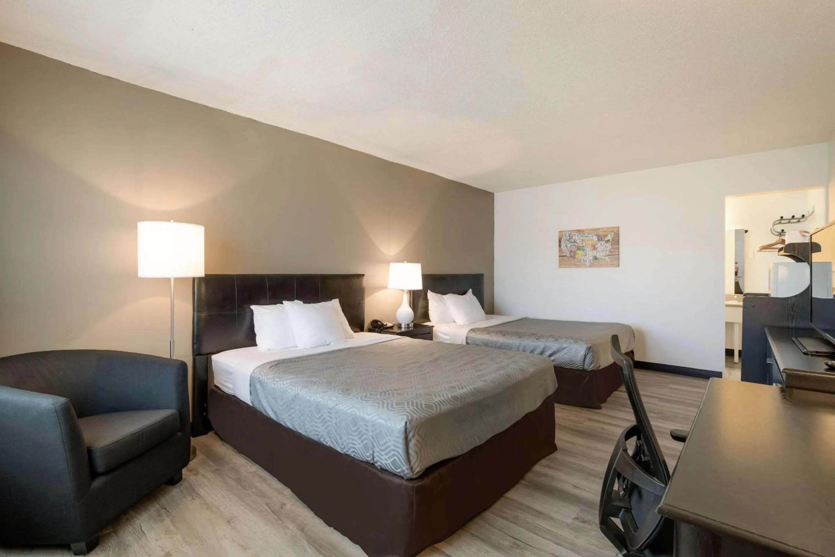 Bedroom, Bed in Econo Lodge Auburn I-95