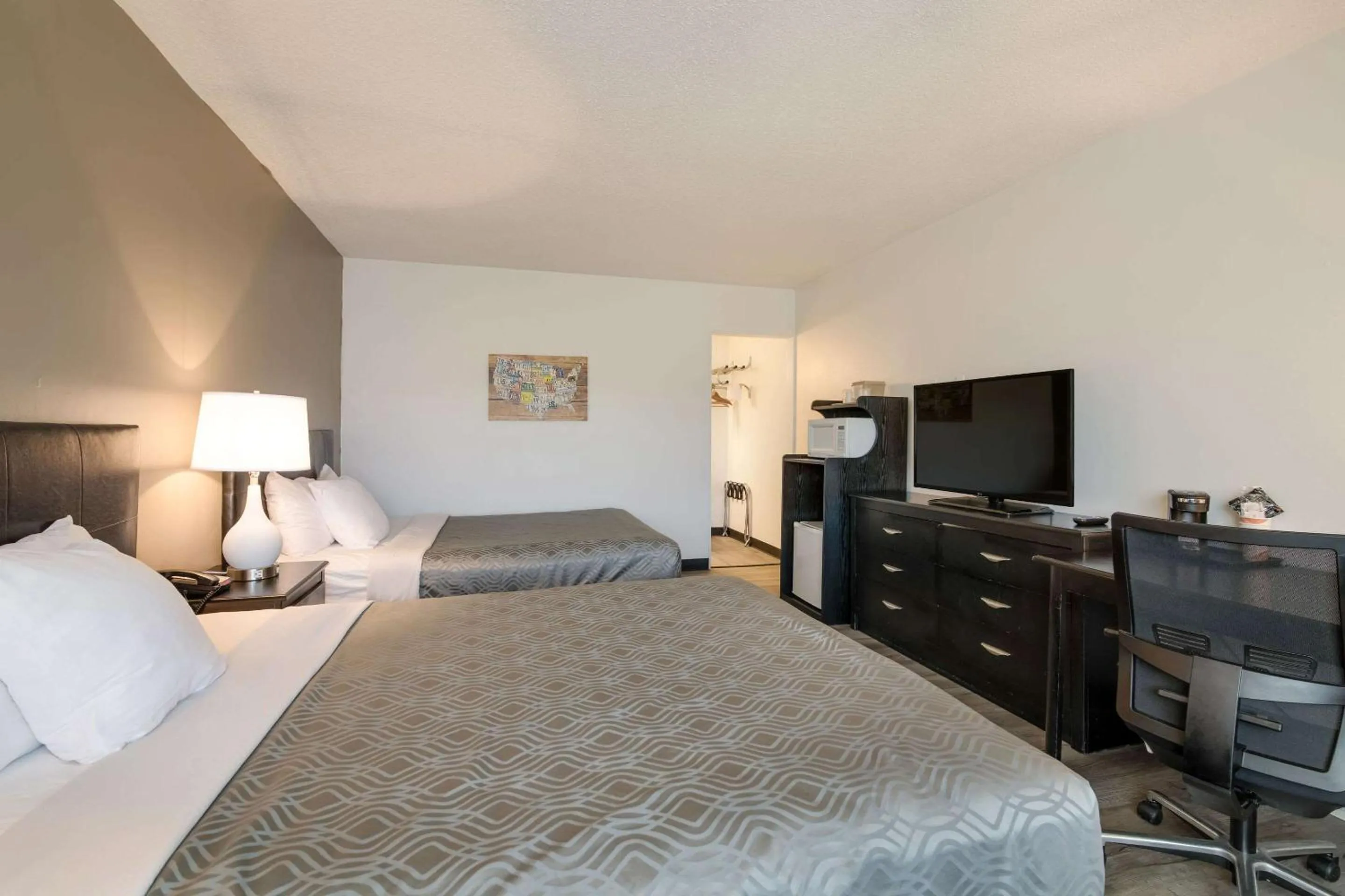 Bedroom, Bed in Econo Lodge Auburn I-95