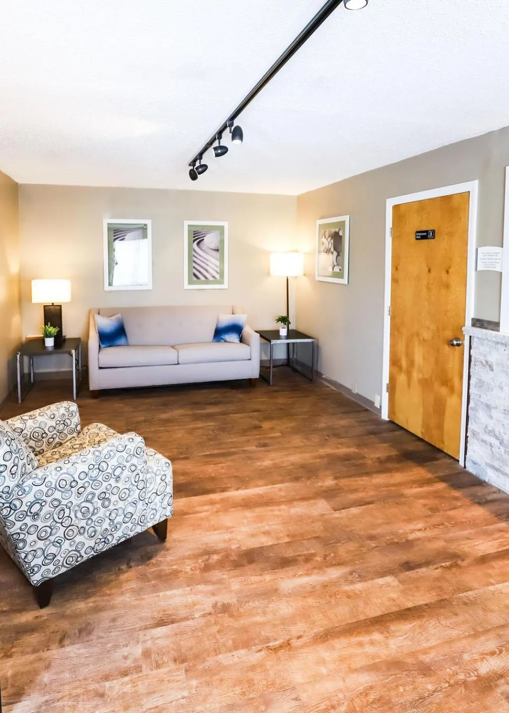 Bed in Econo Lodge Auburn I-95