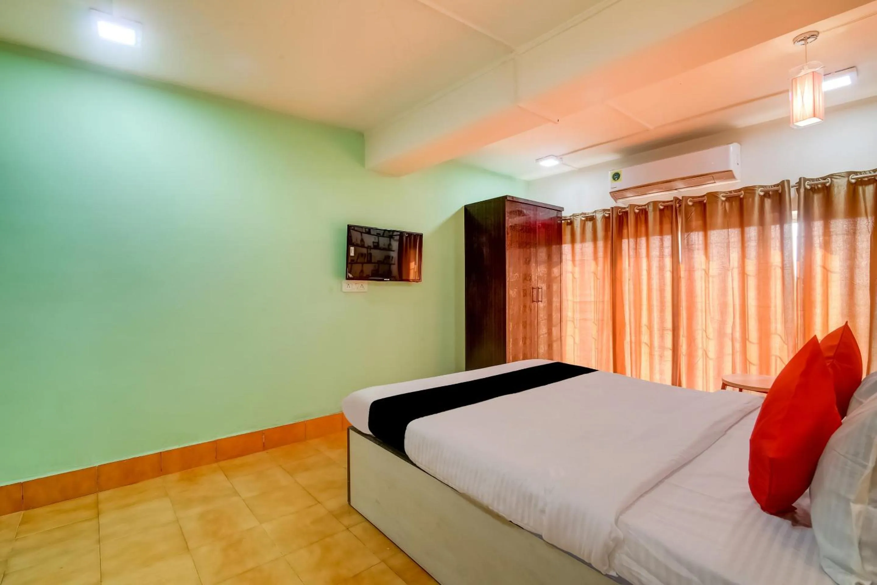 Facade/entrance, Bed in Super Capital O Divira Inn