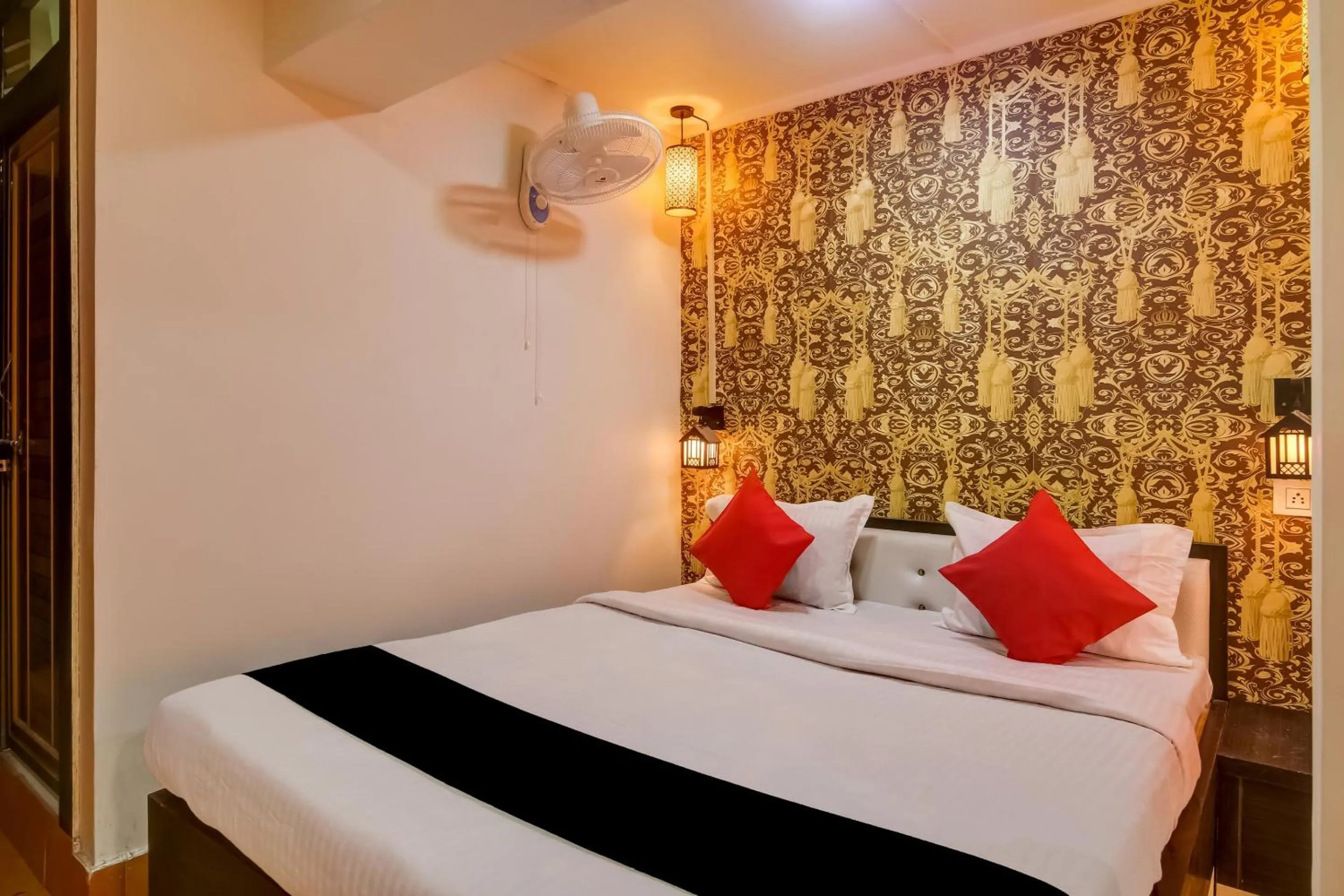 Bedroom, Bed in Super Capital O Divira Inn