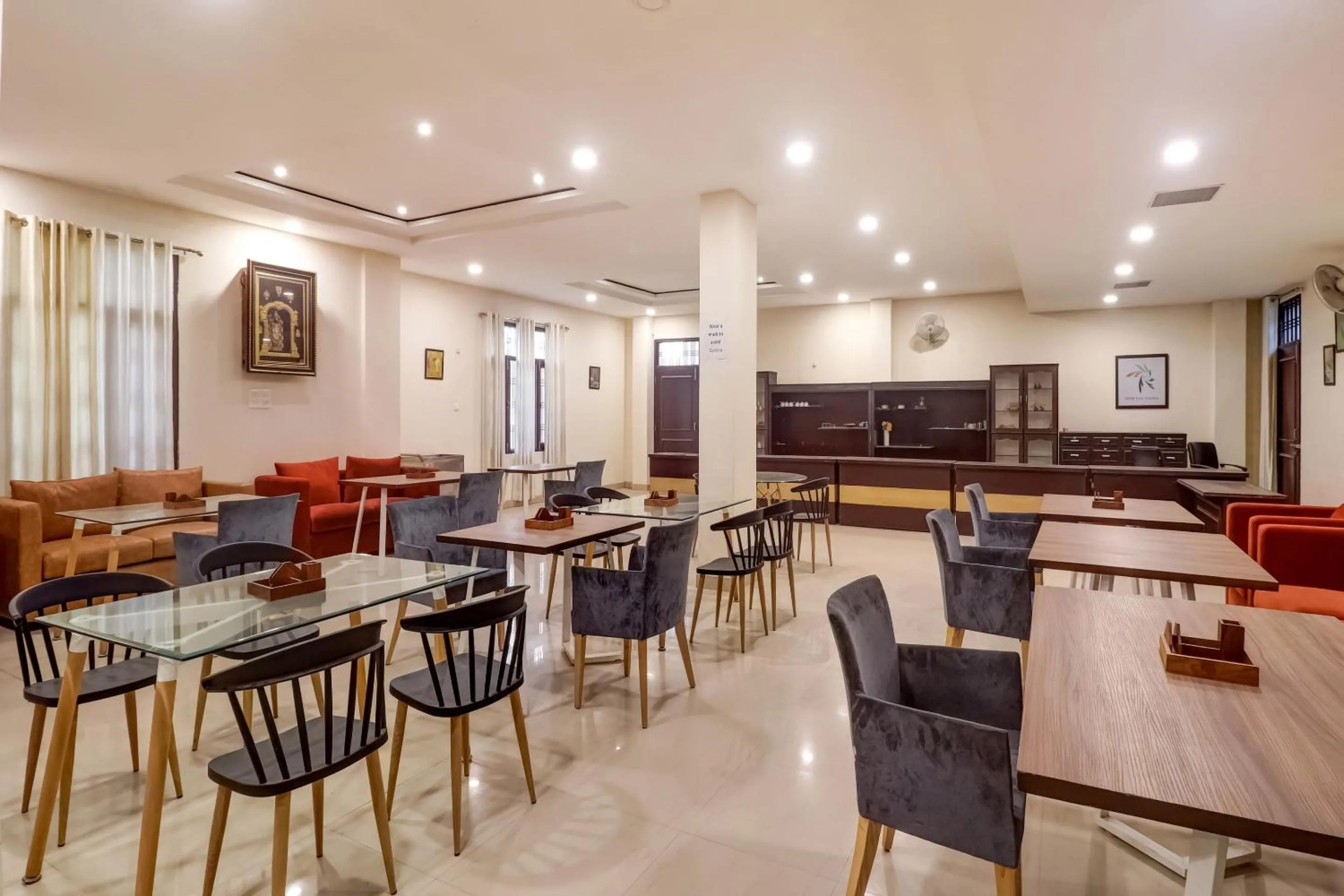 Restaurant/places to eat in Super Capital O Divira Inn