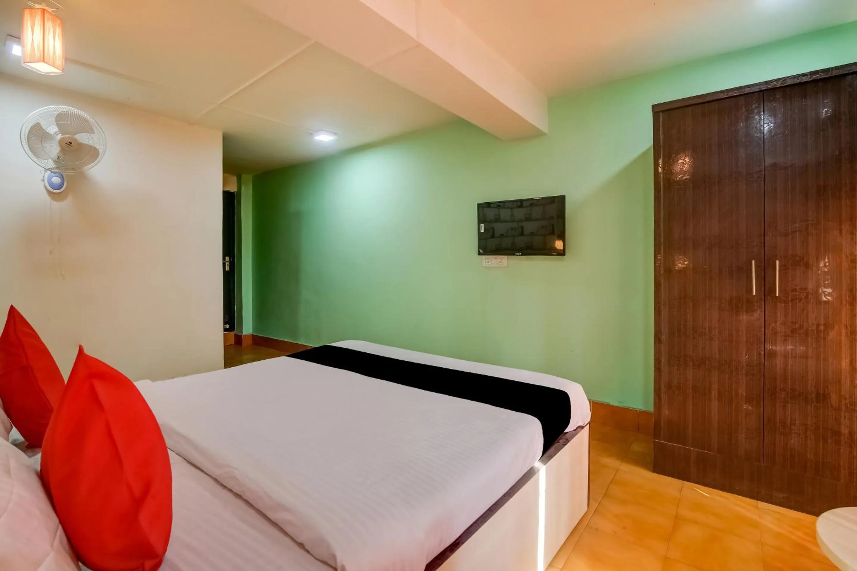 Bedroom, Bed in Super Capital O Divira Inn