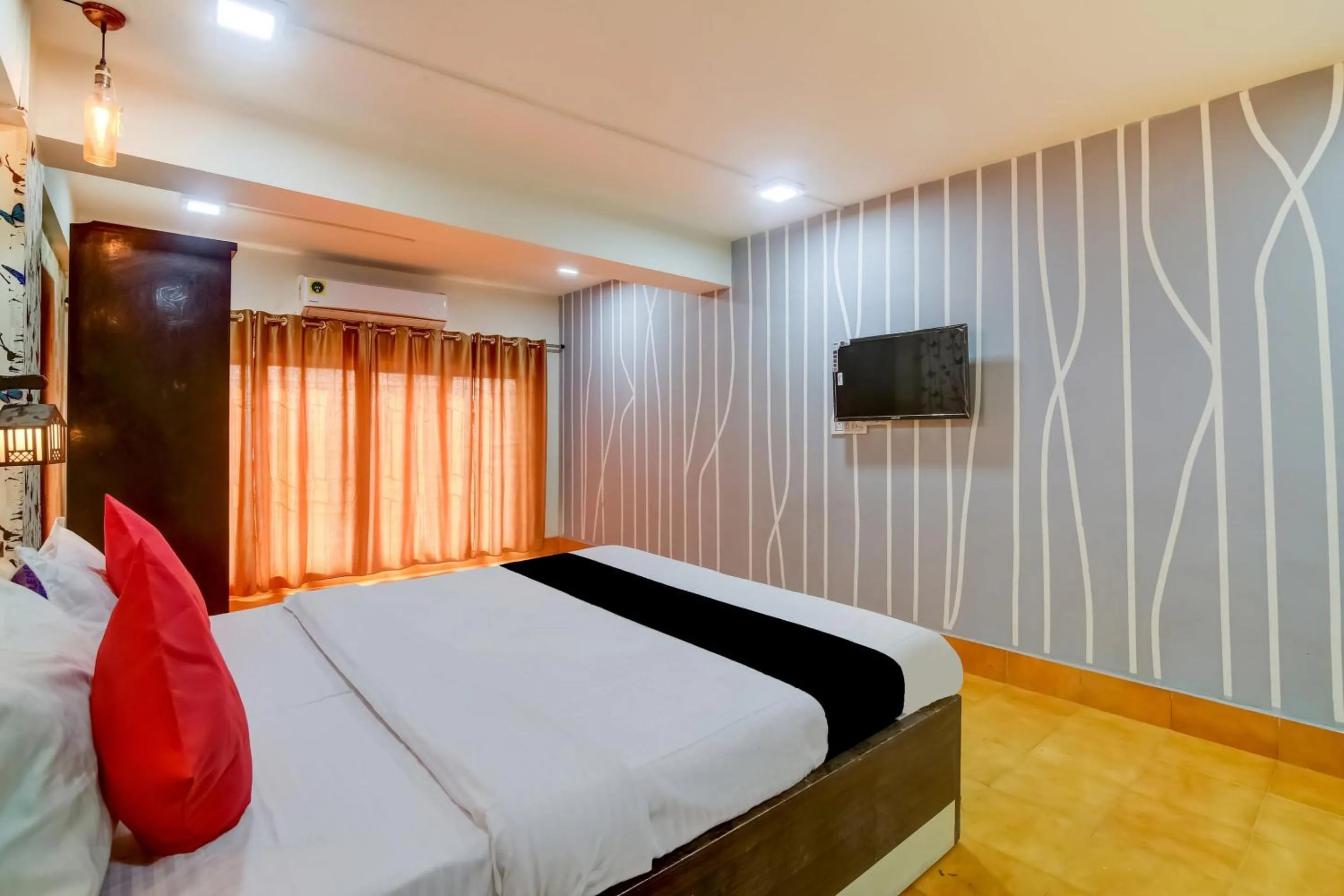 Bedroom, Bed in Super Capital O Divira Inn