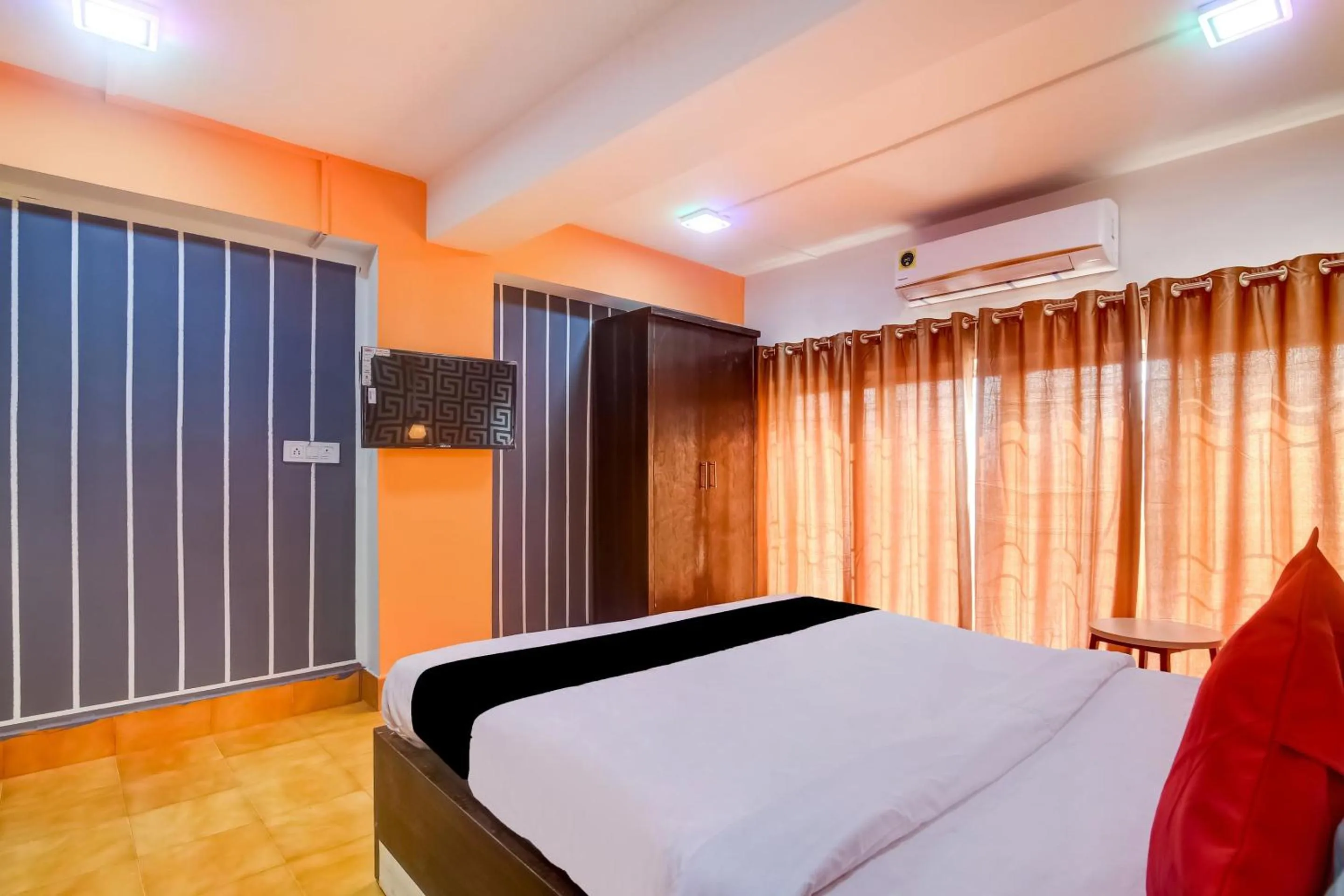 Bedroom, Bed in Super Capital O Divira Inn