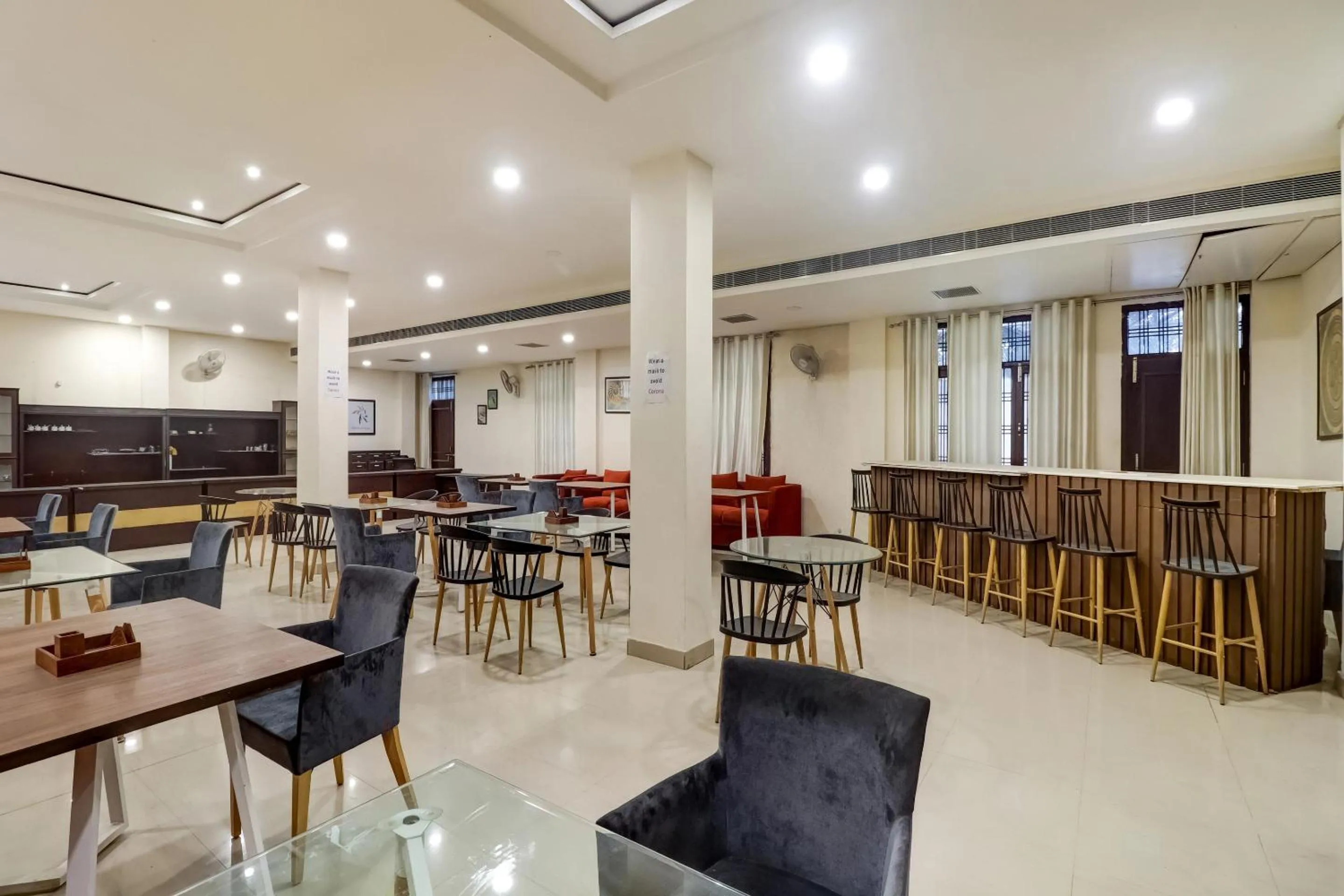 Restaurant/places to eat in Super Capital O Divira Inn