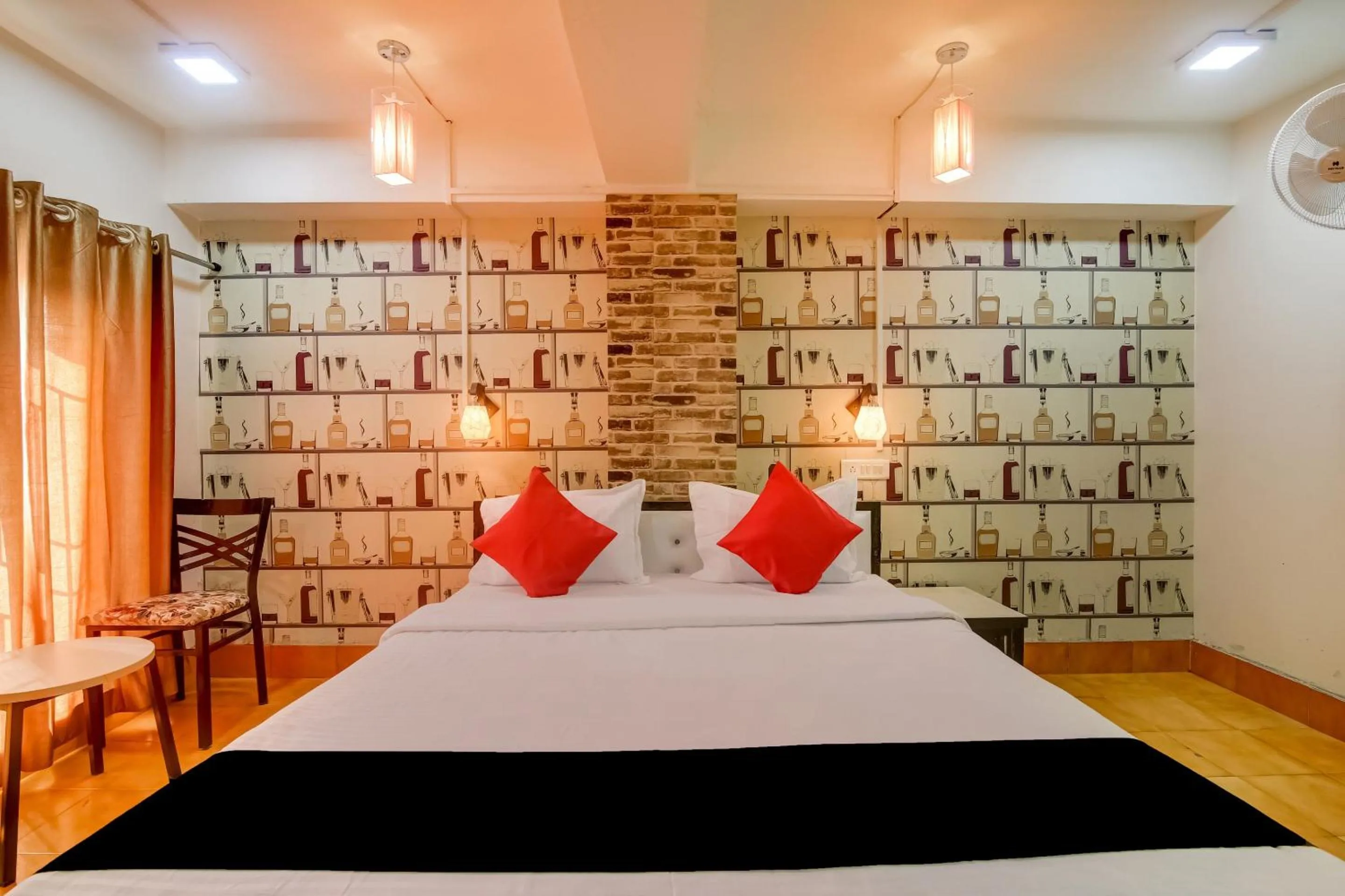 Bedroom, Bed in Super Capital O Divira Inn