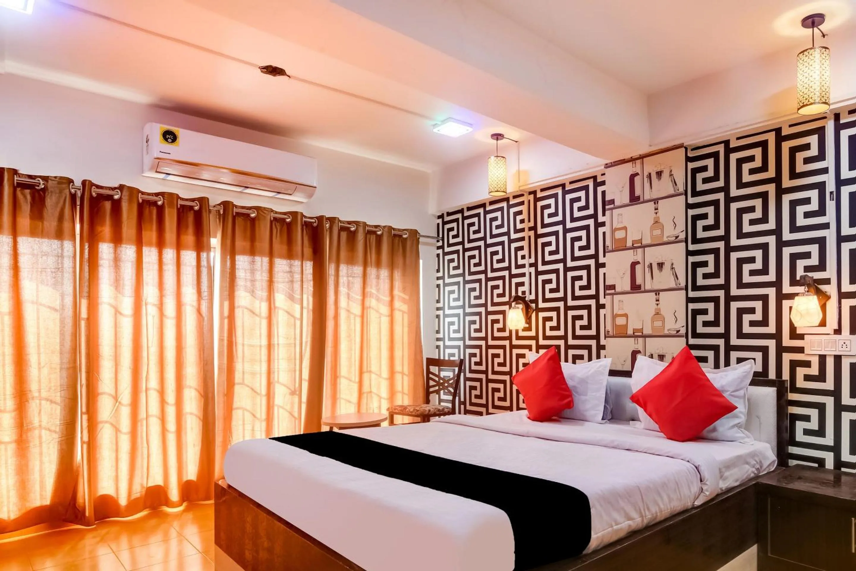 Bedroom, Bed in Super Capital O Divira Inn