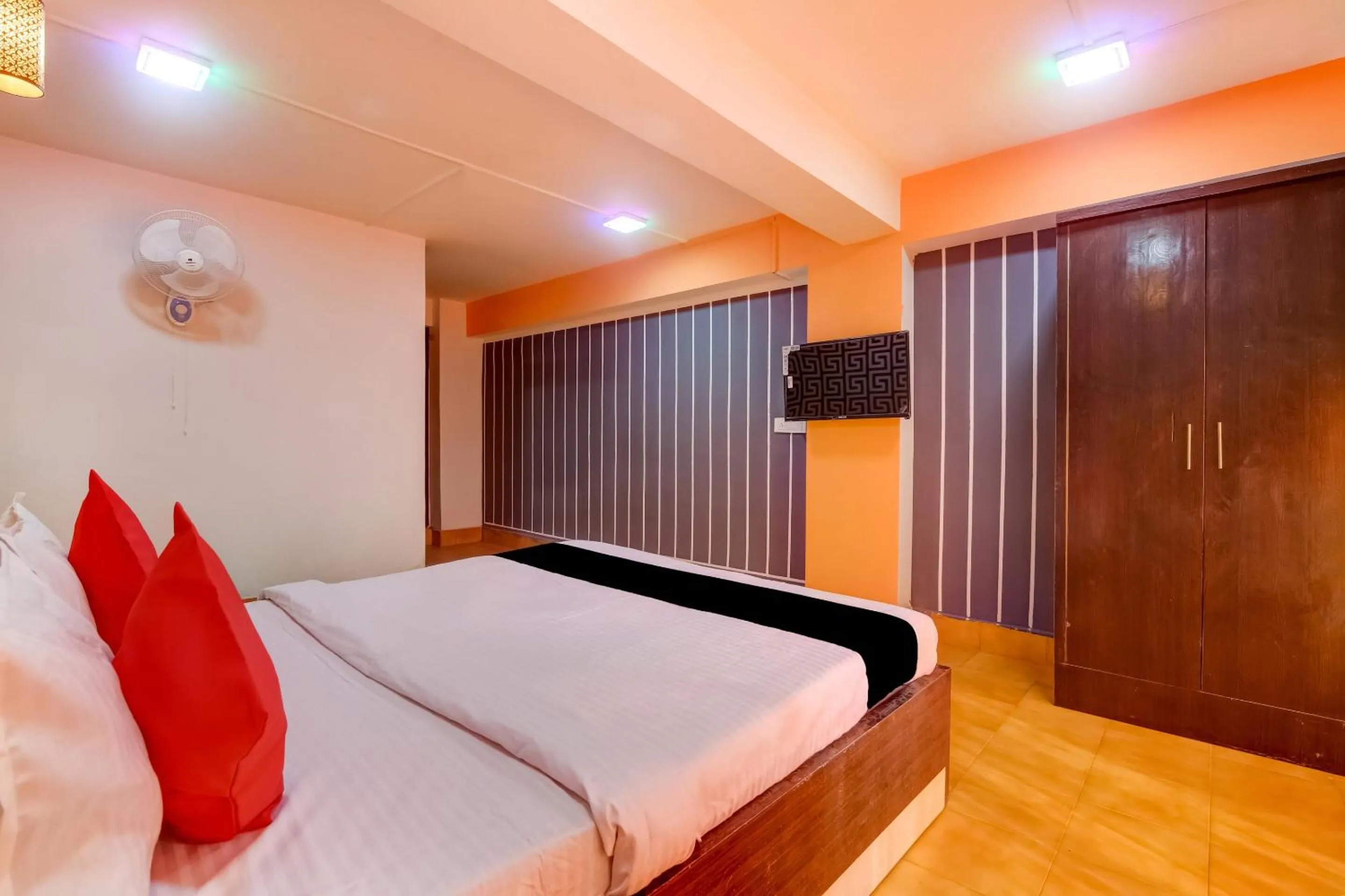 Bedroom, Bed in Super Capital O Divira Inn