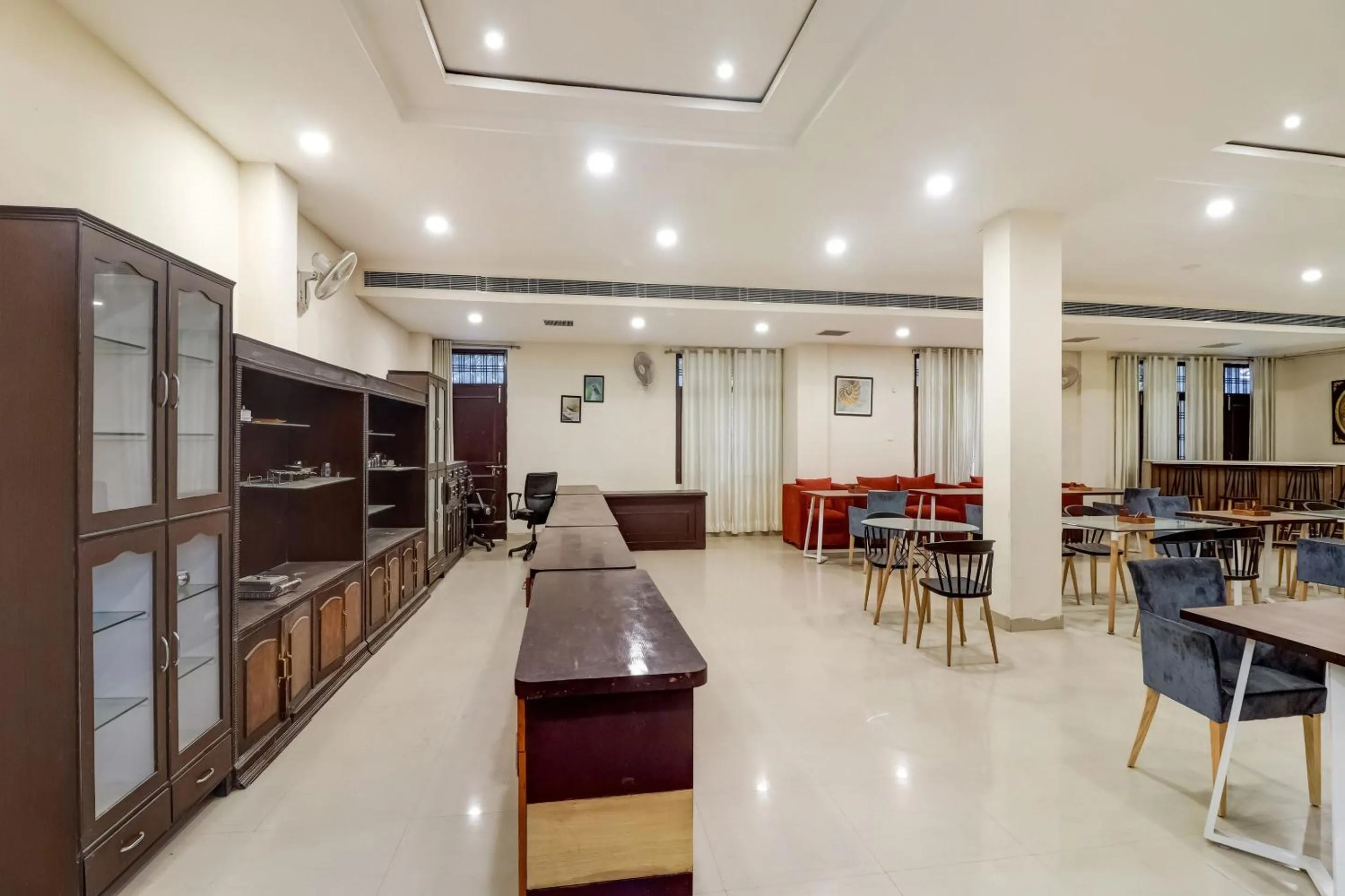 Restaurant/places to eat in Super Capital O Divira Inn