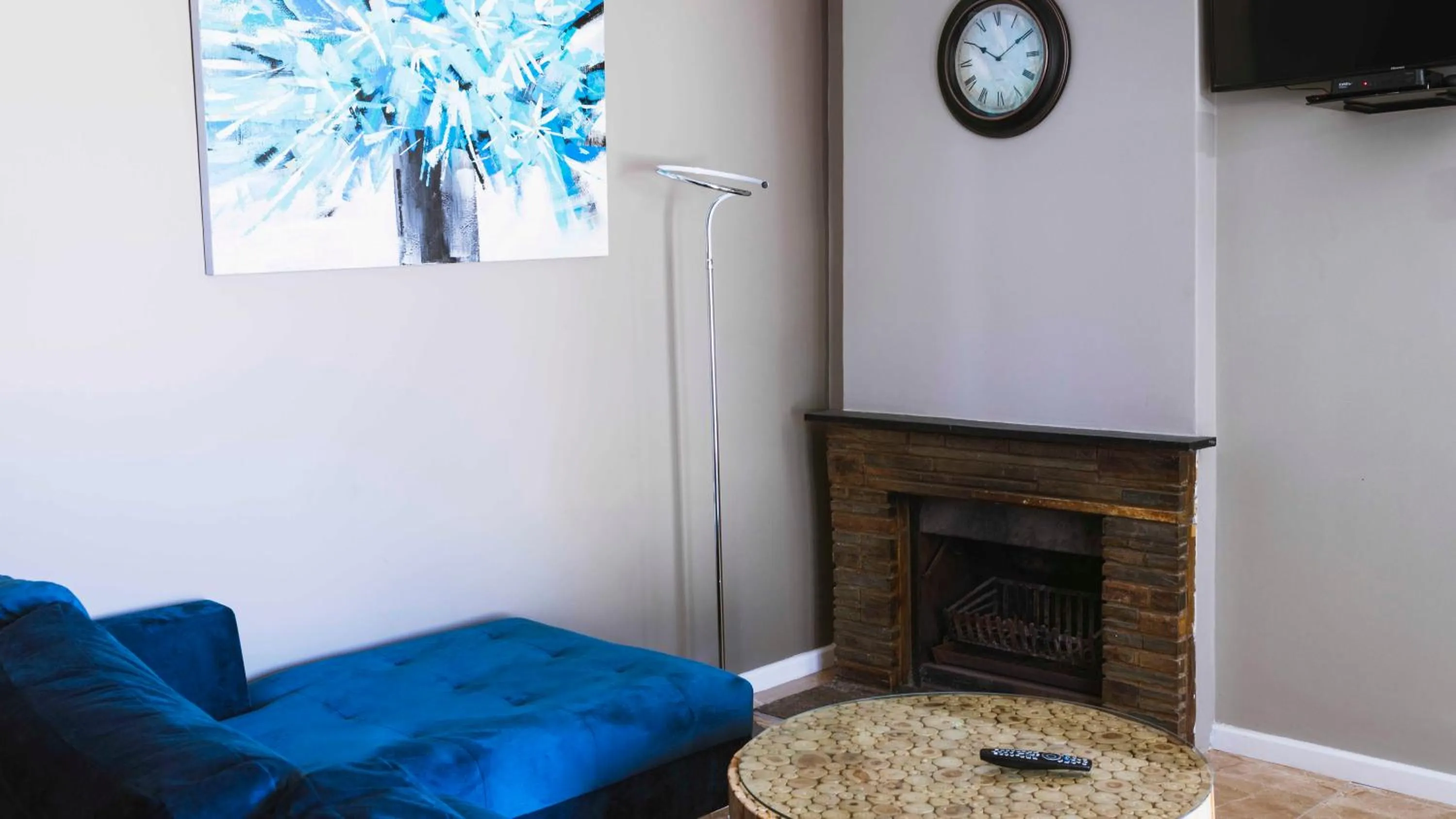 Communal lounge/ TV room in 103onWallace Self Catering Guest House