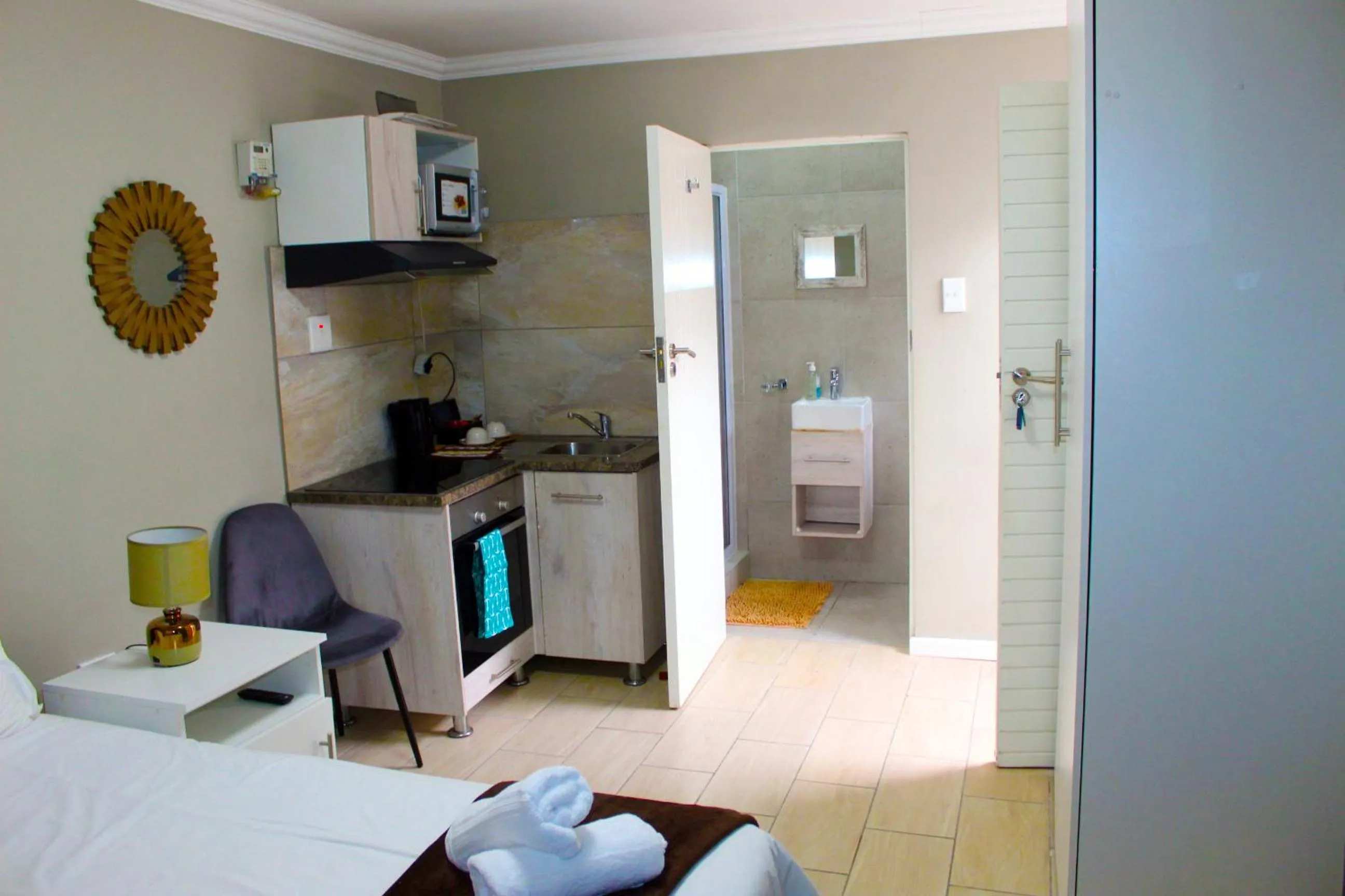 Kitchen or kitchenette, Bed in 103onWallace Self Catering Guest House