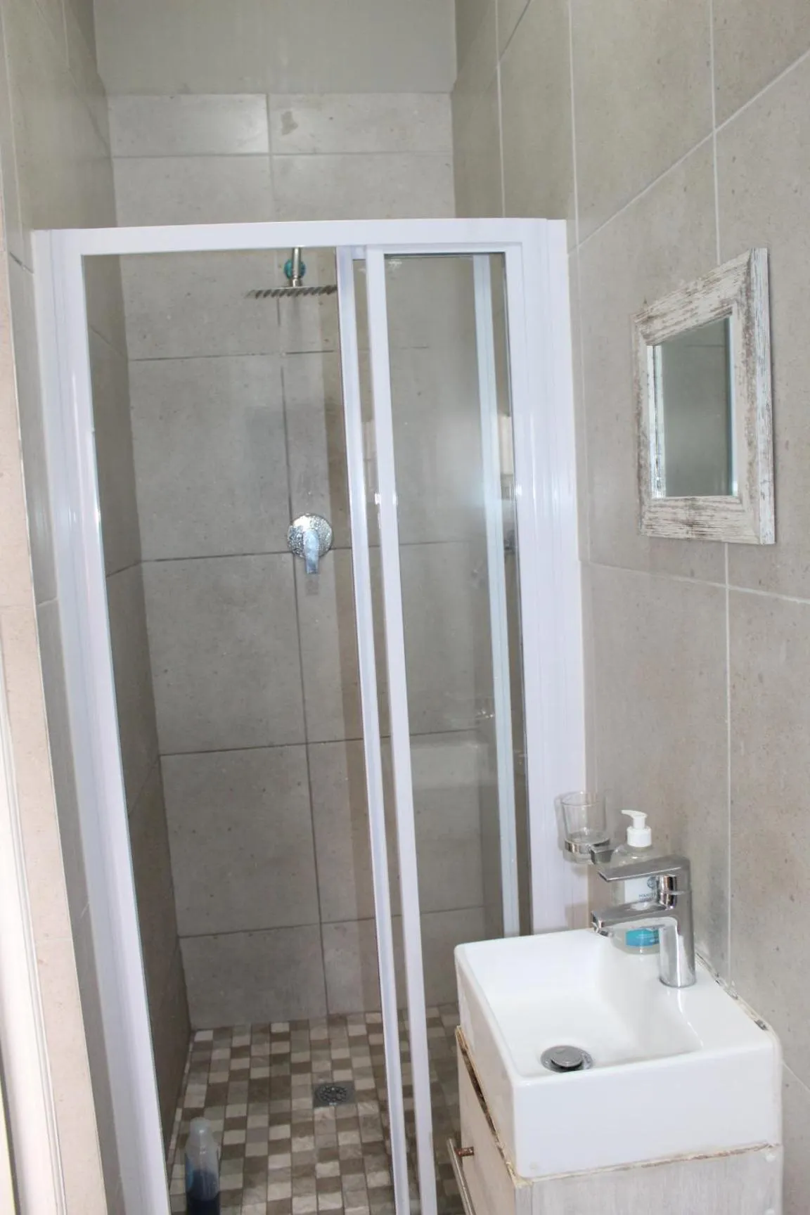 Shower in 103onWallace Self Catering Guest House