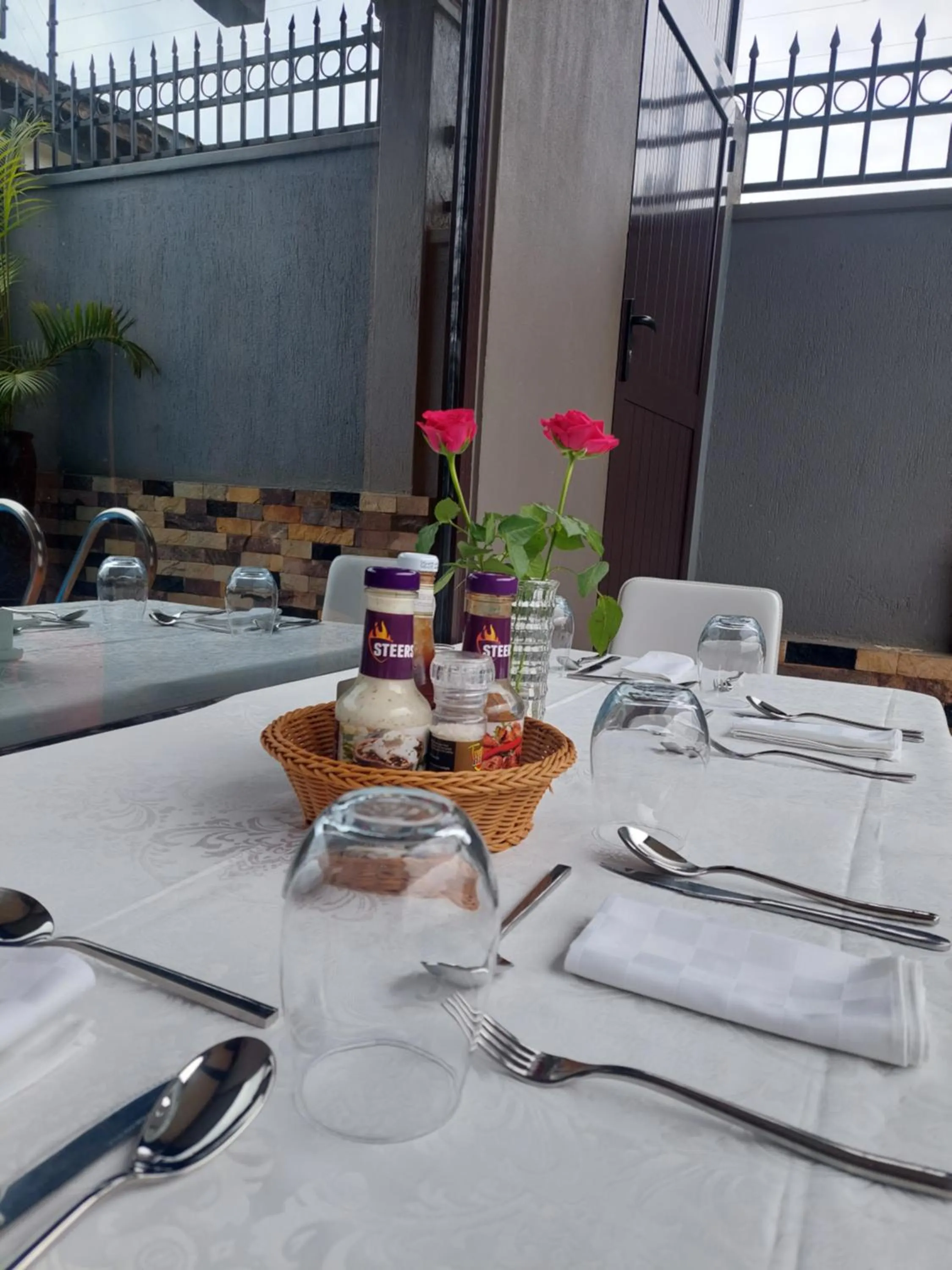 Restaurant/places to eat in ENTEBBE-STAY Aparthotel - KITOORO