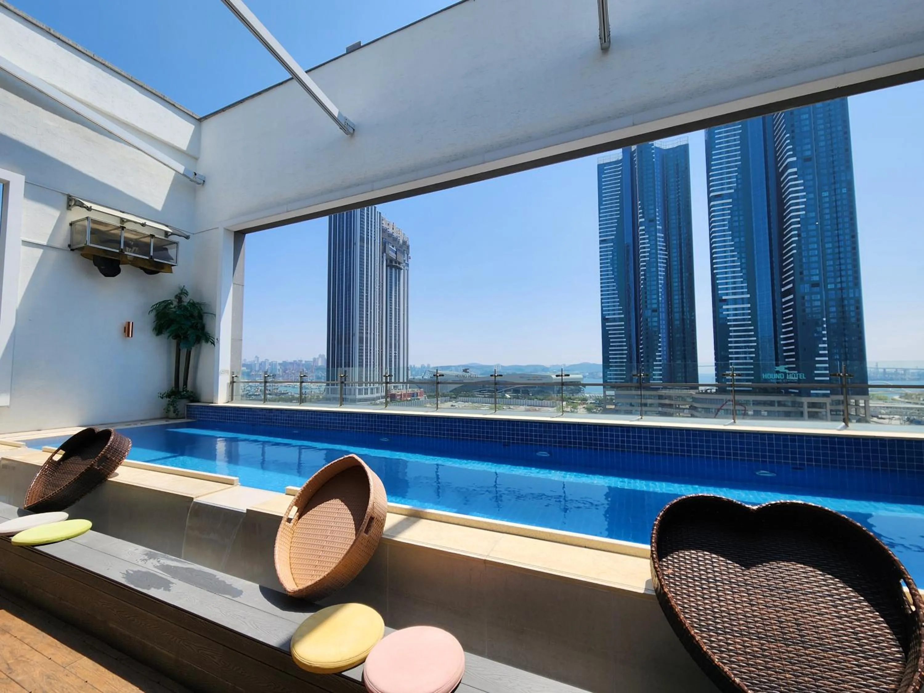 Swimming pool in Hound Hotel Busan Station
