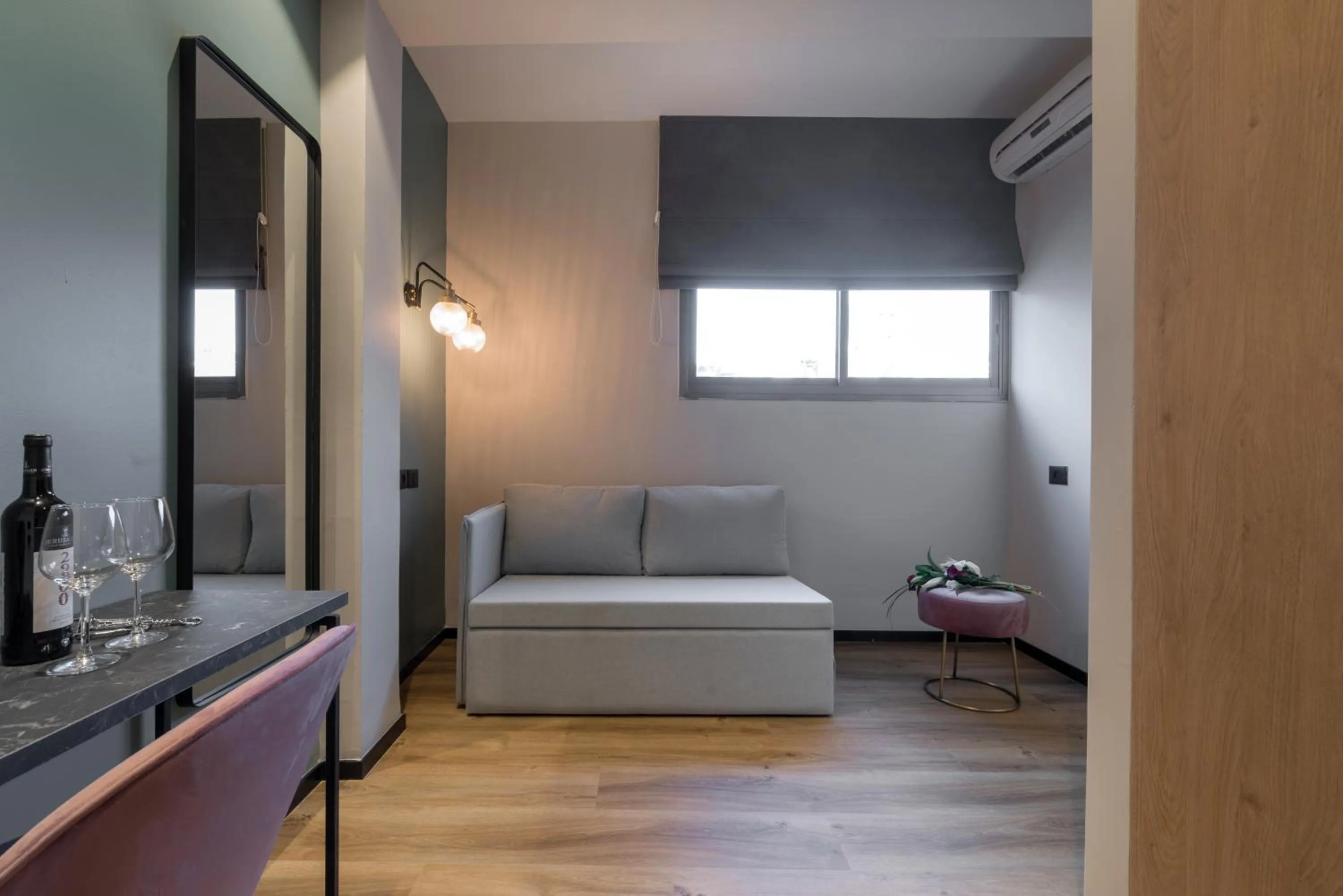 Living room, Bed in Dizengoff Garden Hotel